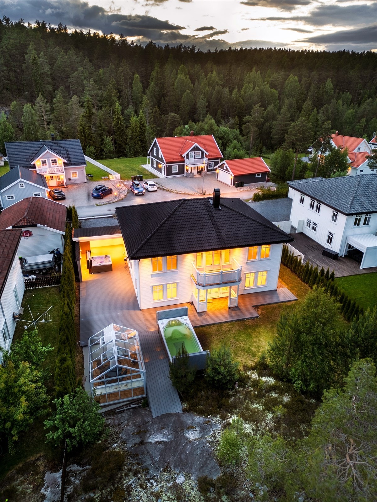 Store grøntarealer med gressplen der barn og unge kan leke fritt. Galleribilde