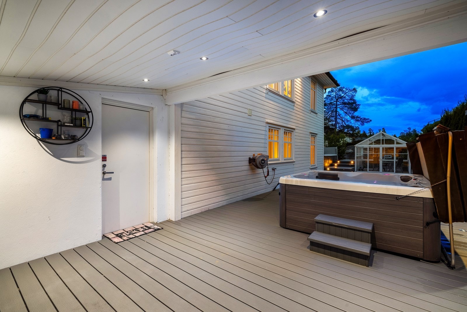 Separat inngang direkte til boligens uteområde. Galleribilde