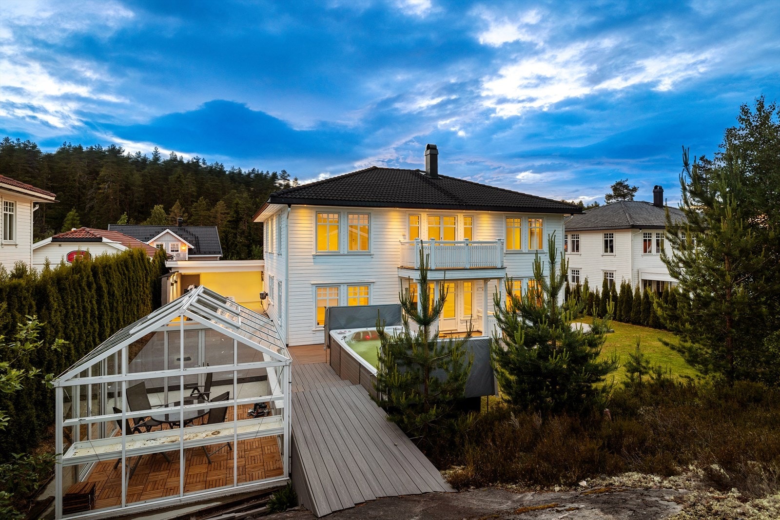 Terrassen er i pent opplyst, noe som skaper en koselig og lun tilværelse på kveldstid. Galleribilde