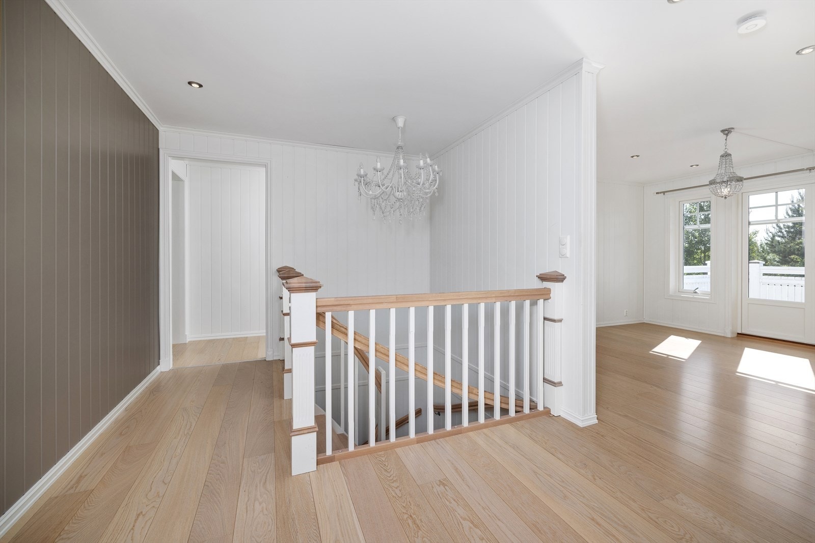 Boligen går over to etasjer og har 5 soverom av god størrelse, der alle soverommene ligger samlet i 2.etasje. Galleribilde