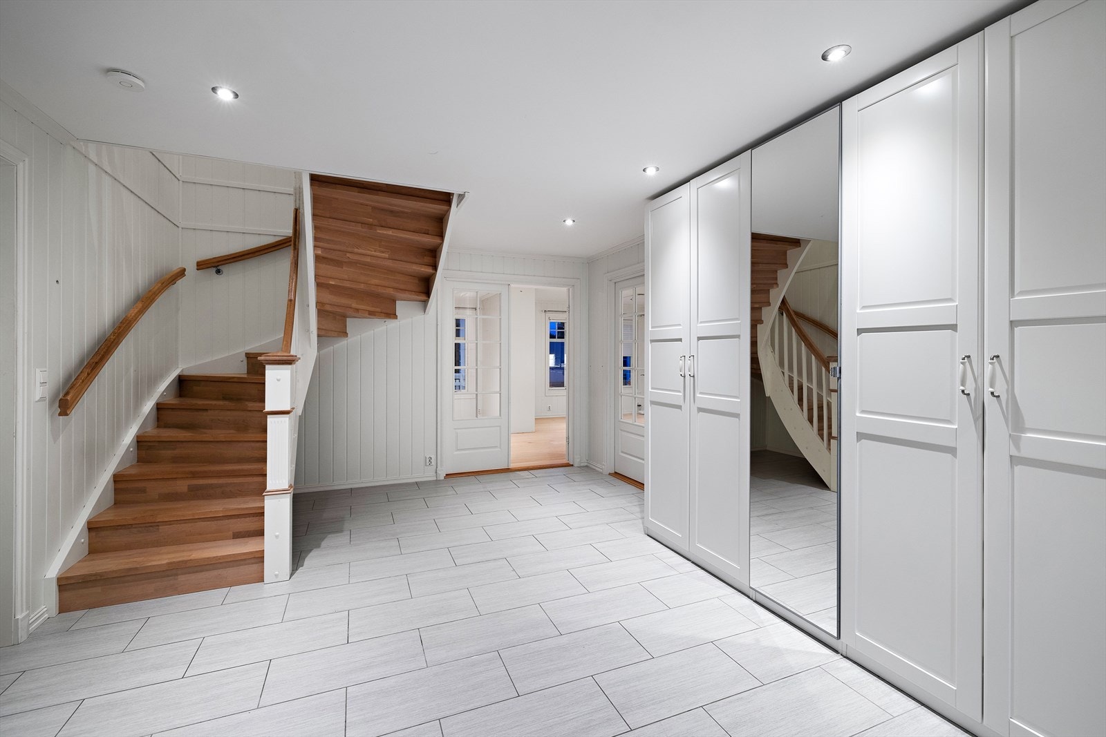 Entreen setter standarden for boligen med slitesterke fliser på gulv og dører for å stenge av mot stuen. Galleribilde