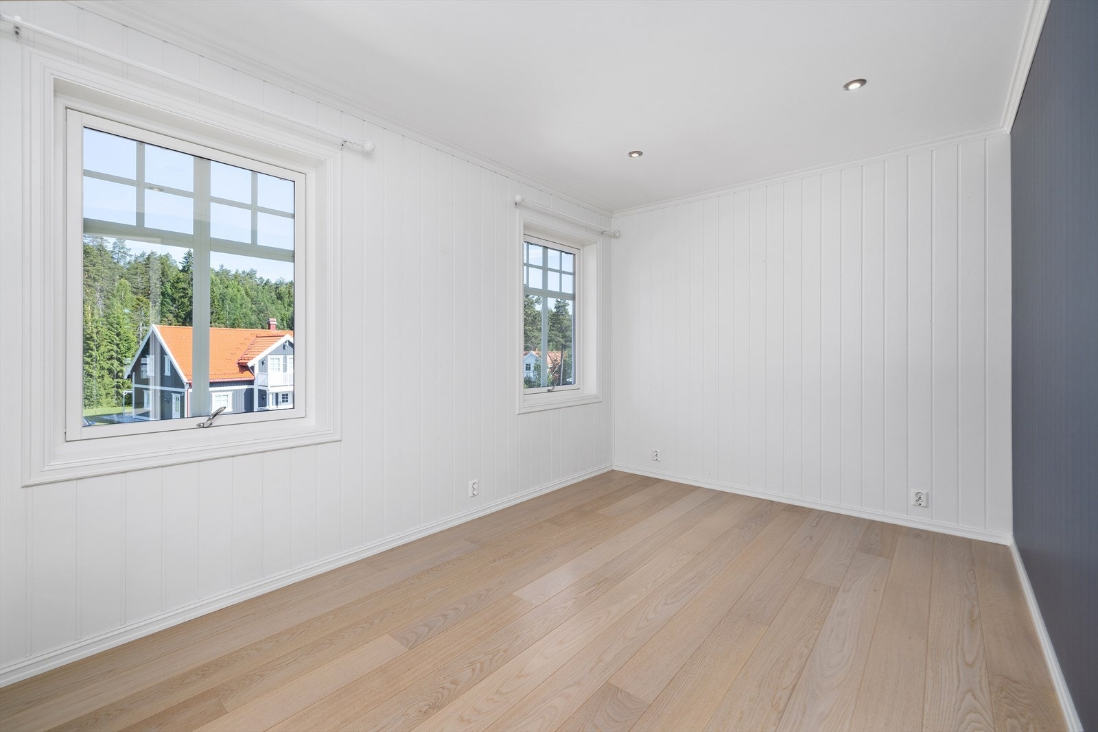 Soverommene har gode lysforhold, smarte oppbevaringsløsninger, god plass til seng og utstråler en behagelig atmosfære for avslapning og hvile. Galleribilde