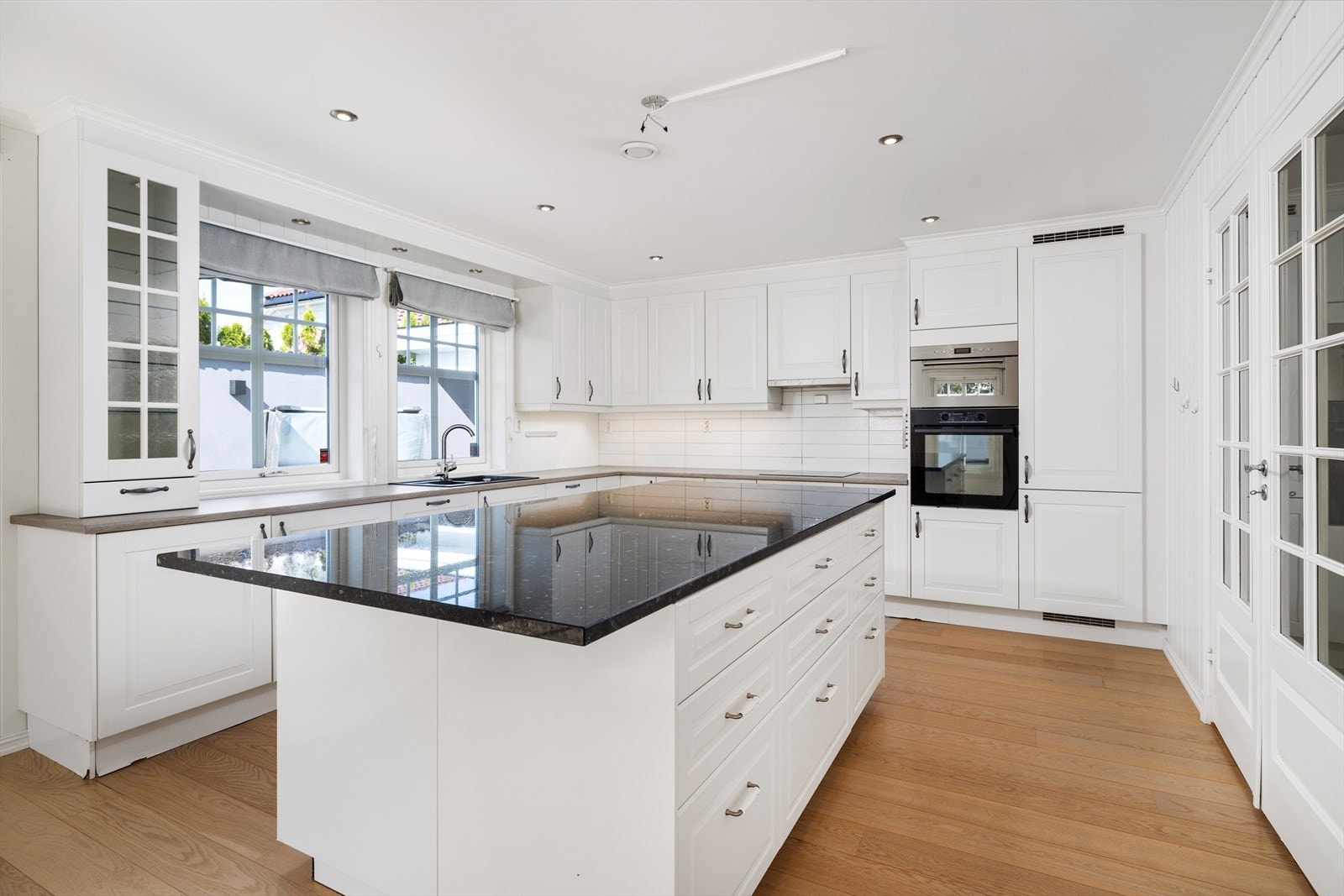 Kjøkkenet har en praktisk kjøkkenøy med slitesterk benkeplate av stein, kjøkkenøya har tom for ytterligere oppbevaring og barløsning der barna kan sitte å gjøre lekser mens en lager mat. Galleribilde