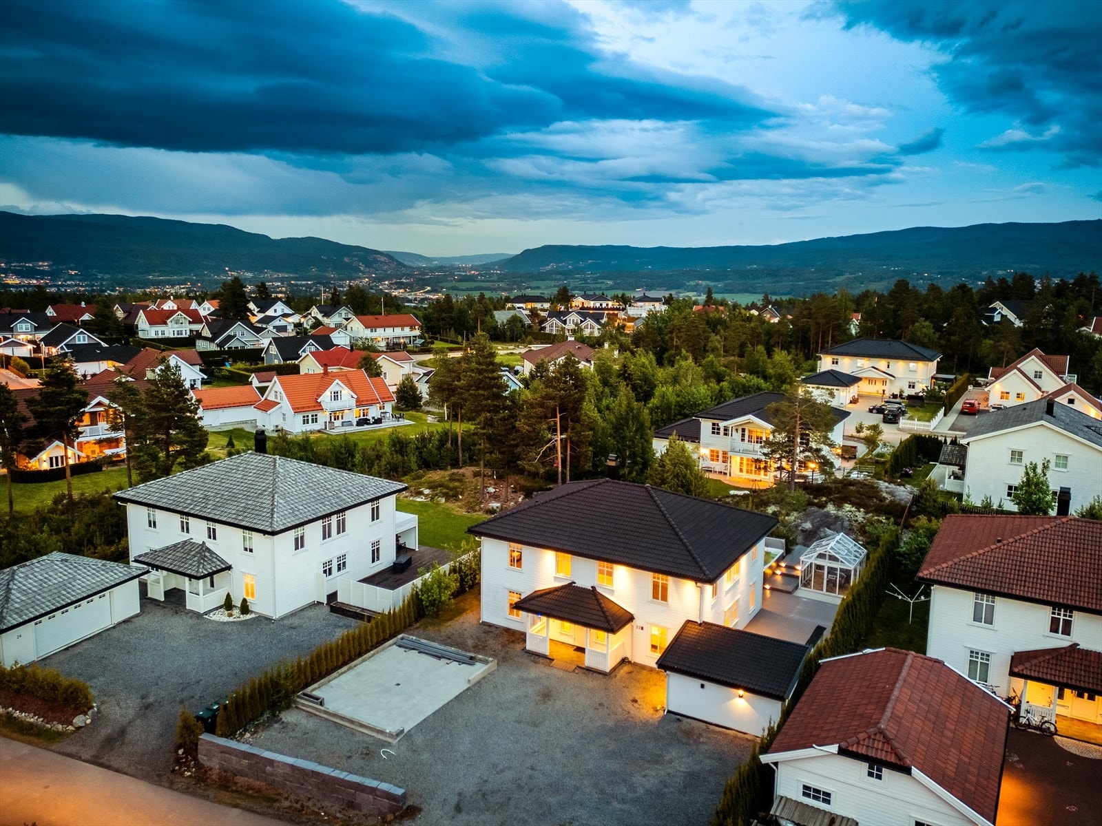 Parkering i egen gårdsplass. Galleribilde