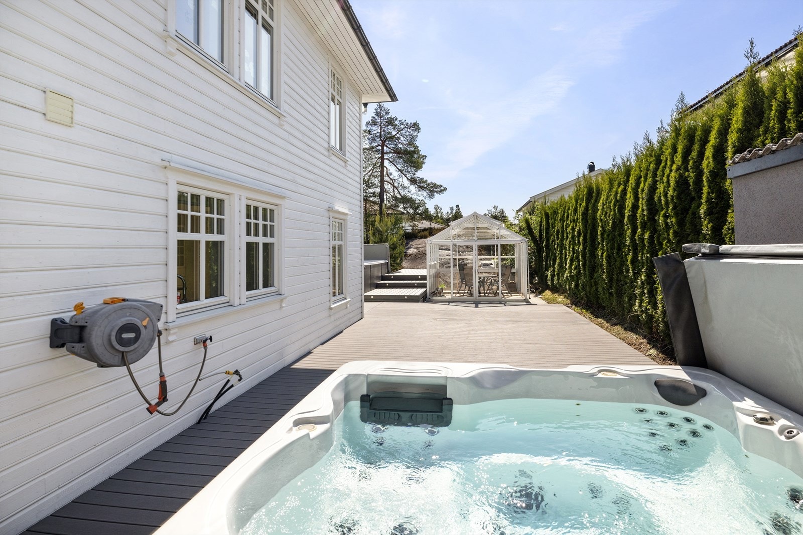 Stor terrasse med vedlikeholdsfri gulvplank på 110 kvm. Galleribilde