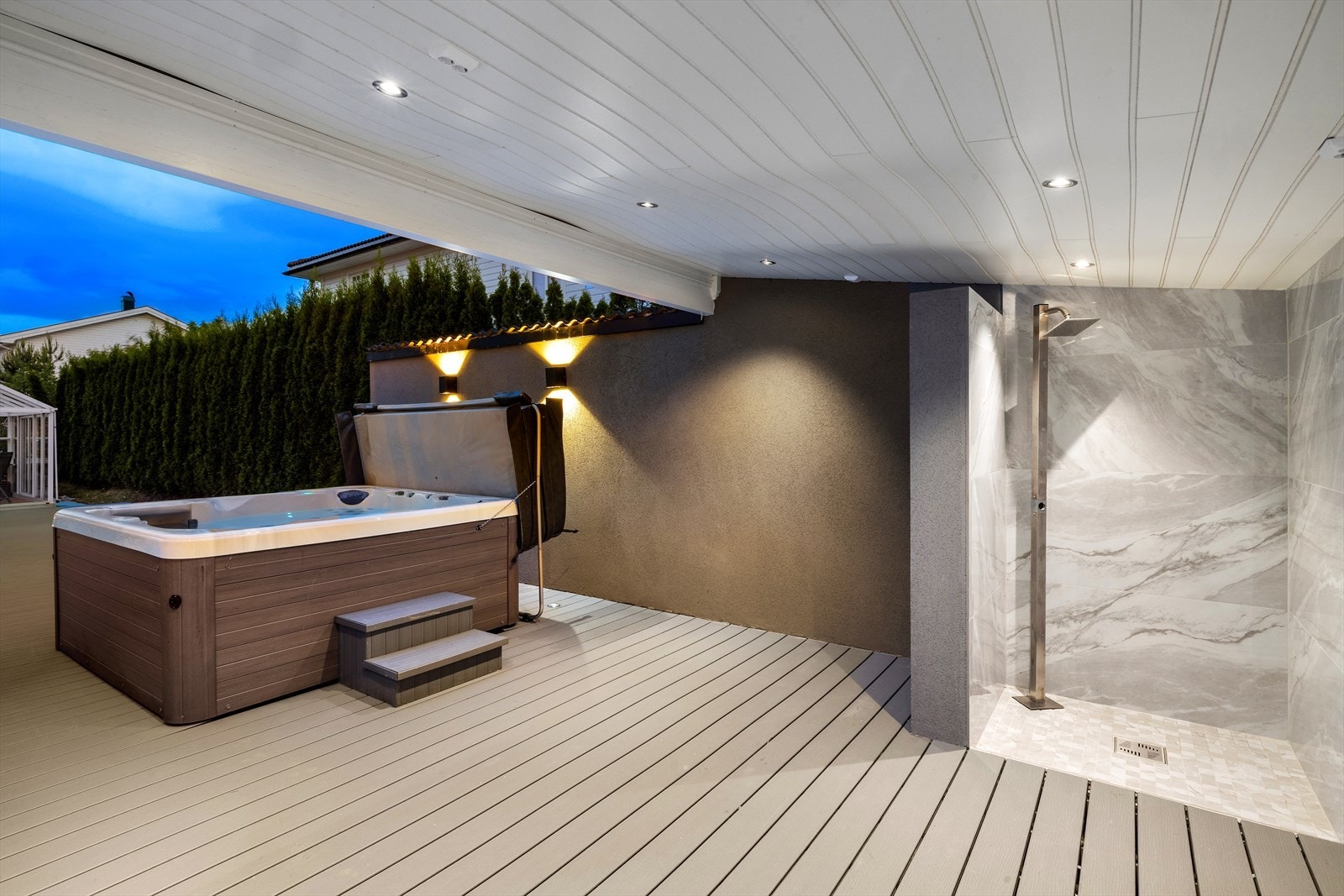 Kveldsstemning på terrassen. Galleribilde