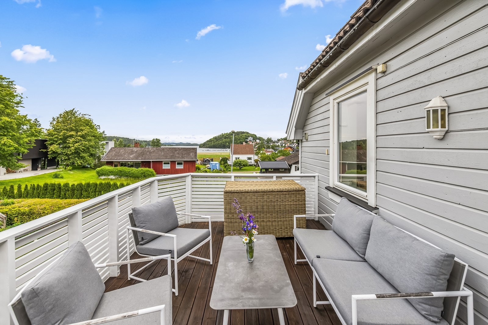 Balkongen er opparbeidet på dekke av tre og pent innrammet med rekkverk. Galleribilde