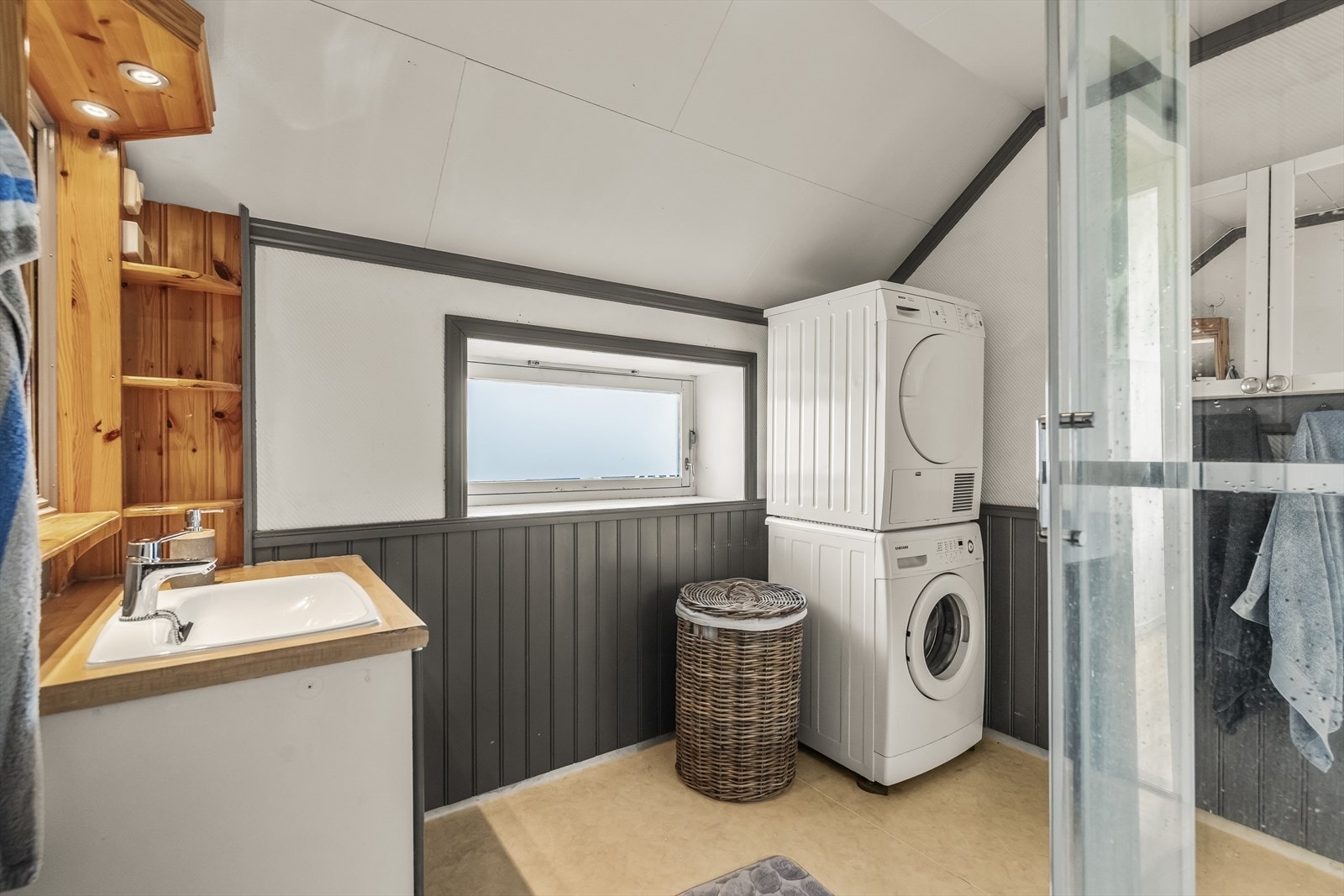 Badet er romslig. Det er opplegg til vaskemaskin og plass til tørketrommel. Galleribilde