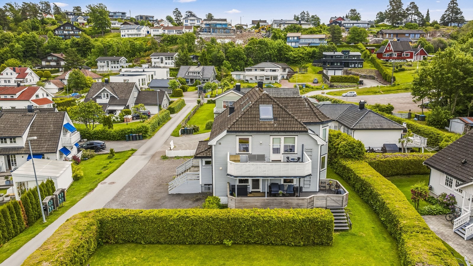 Selv om beliggenheten tilbyr en følelse av fred og ro, er det ikke langt til Teie sentrum, som fungerer som et knutepunkt på Nøtterøy/Færder. Galleribilde