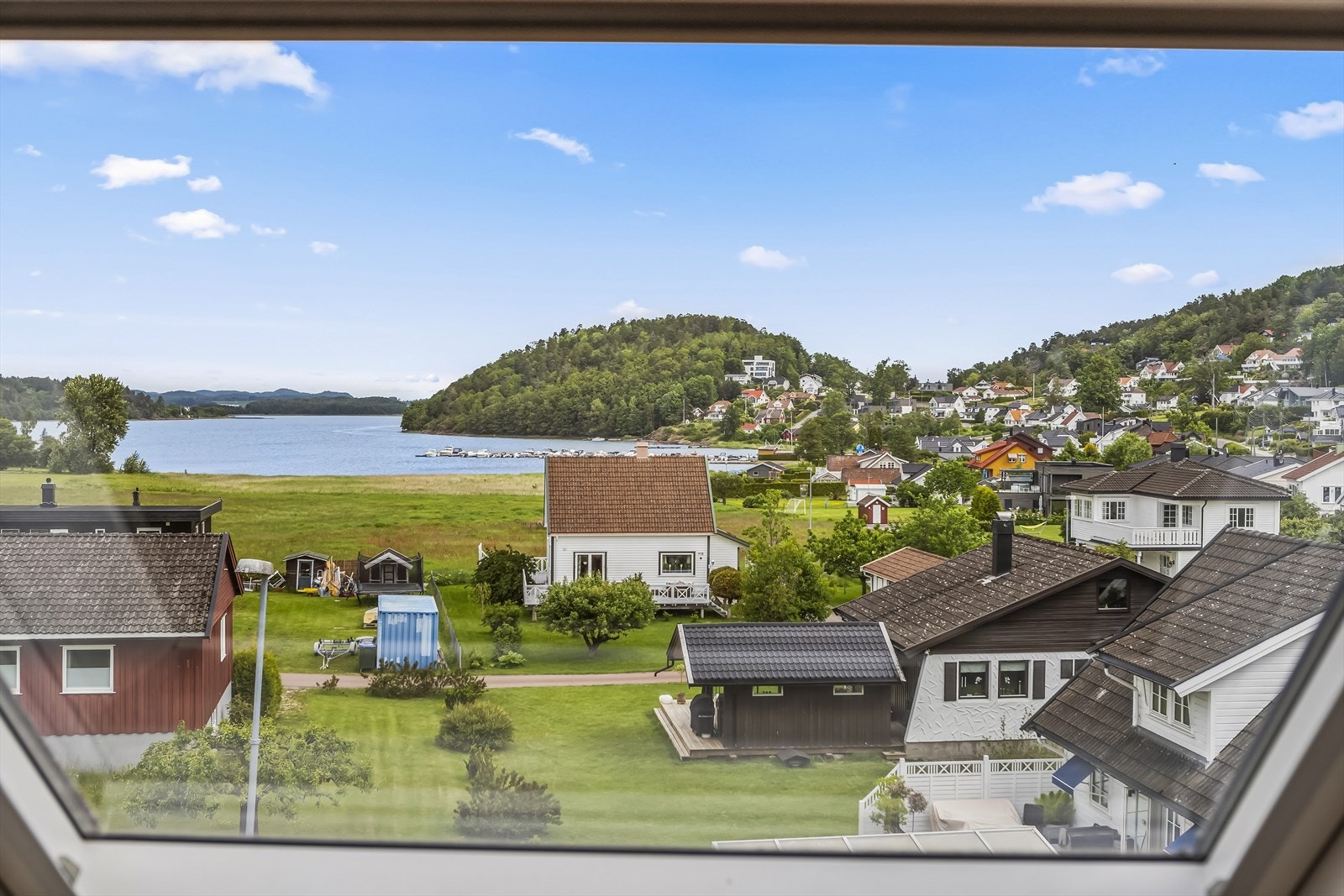 Fra loftsetasjen er det også fint utsyn mot sjø og hyggelig nærområde. Galleribilde