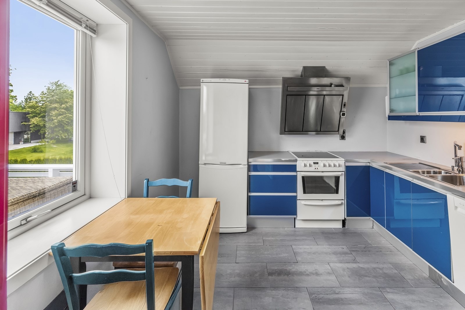 Et stort vindu mot nord slipper inn naturlig lys og skaper et lyst og trivelig arbeidsmiljø. Under vindu er det også fint plass til spisebord - perfekt for de enkle og raske måltidene i hverdagen. Galleribilde