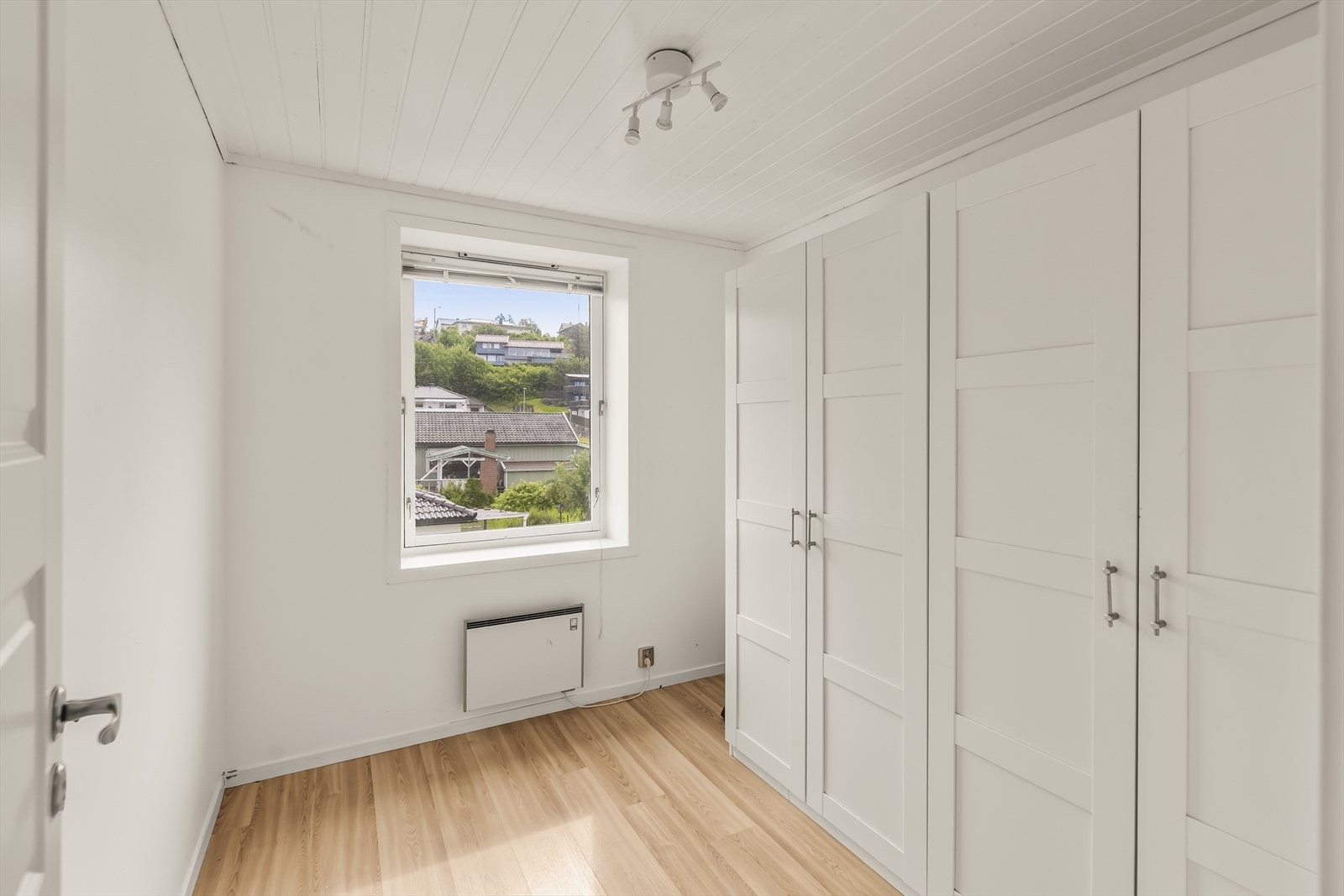 Soverom nr. to har rikelig med garderobeplass Galleribilde