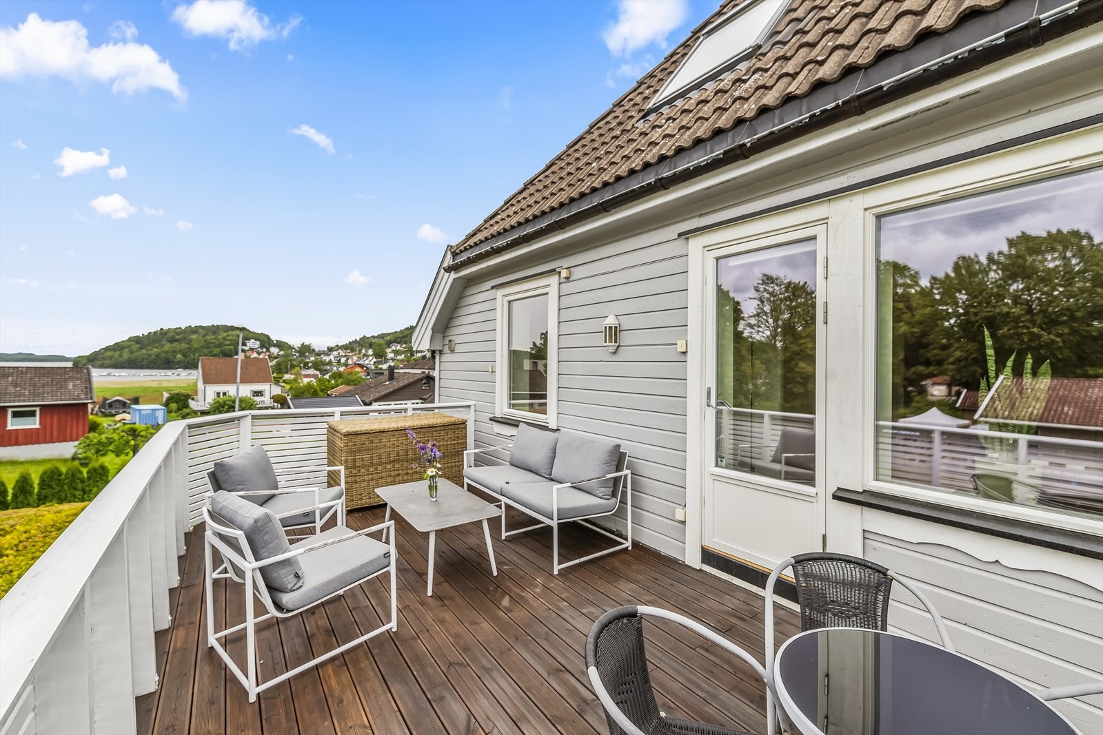 Balkongen ligger vestvendt med ettermiddags- og sen kveldssol. Galleribilde