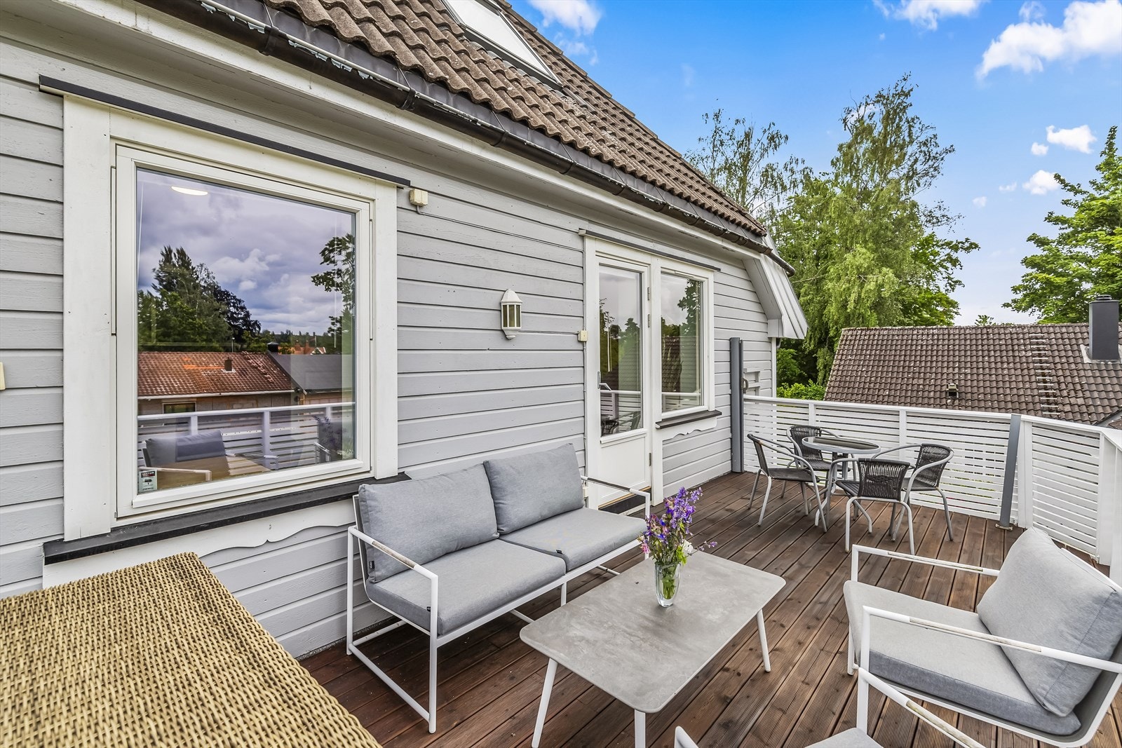 Balkongen med utgang fra stuen er på 19 kvm og har god plass til ønskelig utemøblement og hyggelig beplantning. Galleribilde