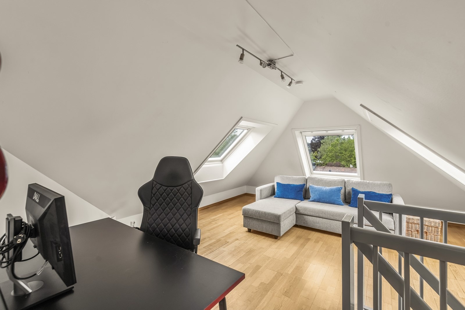 Loftsetasjen er opprinnelig godkjent med boder/lagringsrom/tilleggsdel. Bruken i dag samsvarer ikke med dette da deler av loftsetasjen er benyttet som hoveddel/beboelse. Galleribilde