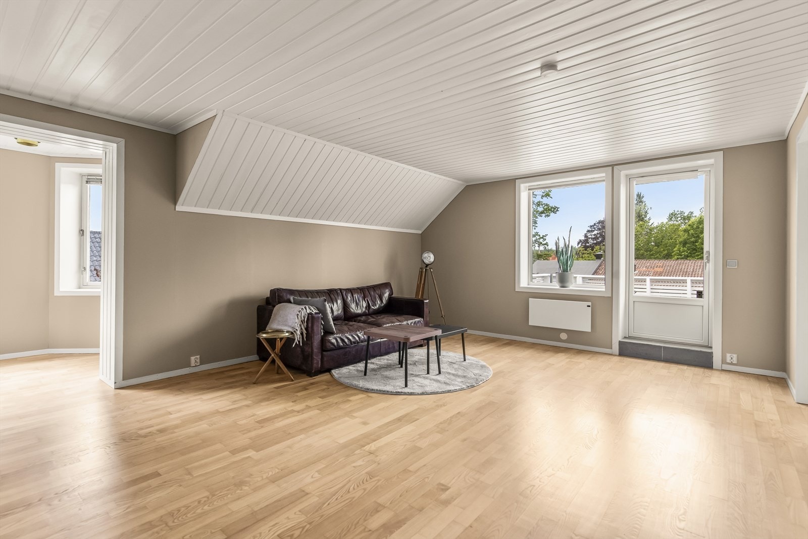 Her bor du luftig og komfortabelt, i en bolig som strekker seg over to plan. Boligen har egen inngang i første etasje og utgang fra andre etasje til egen balkong. Galleribilde