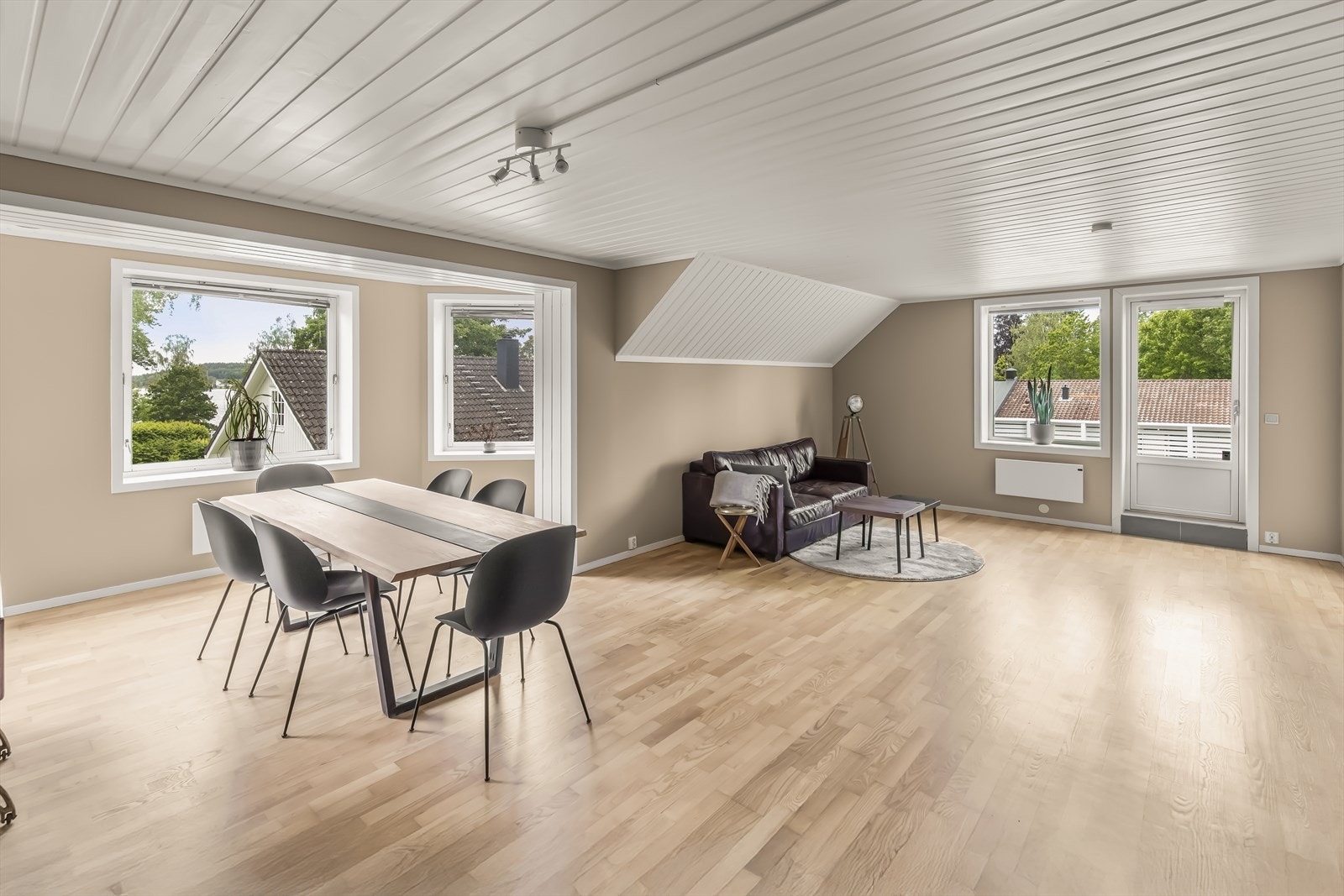 Det er godt med lys fra flere vindusflater og god plass til både sofaløsning med tilhørende møblement og spisestue i karnappet. Galleribilde