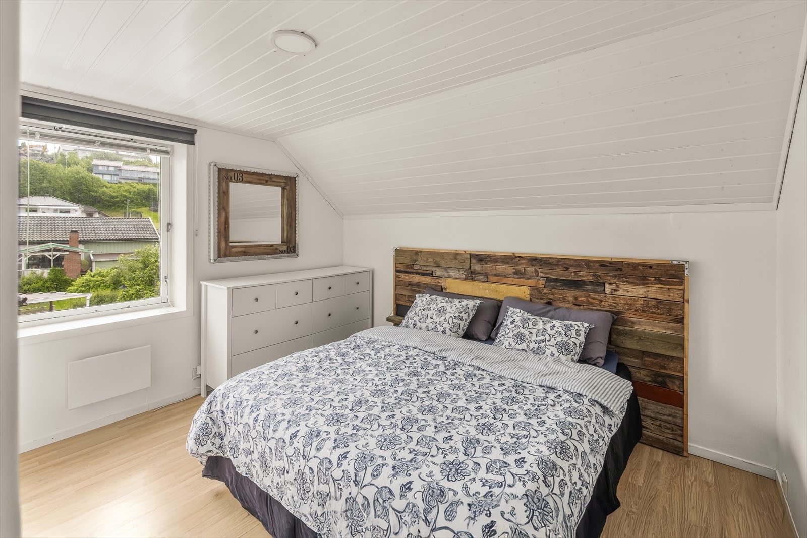 Her er det fint plass til dobbeltseng med tilhørende møblement. Galleribilde