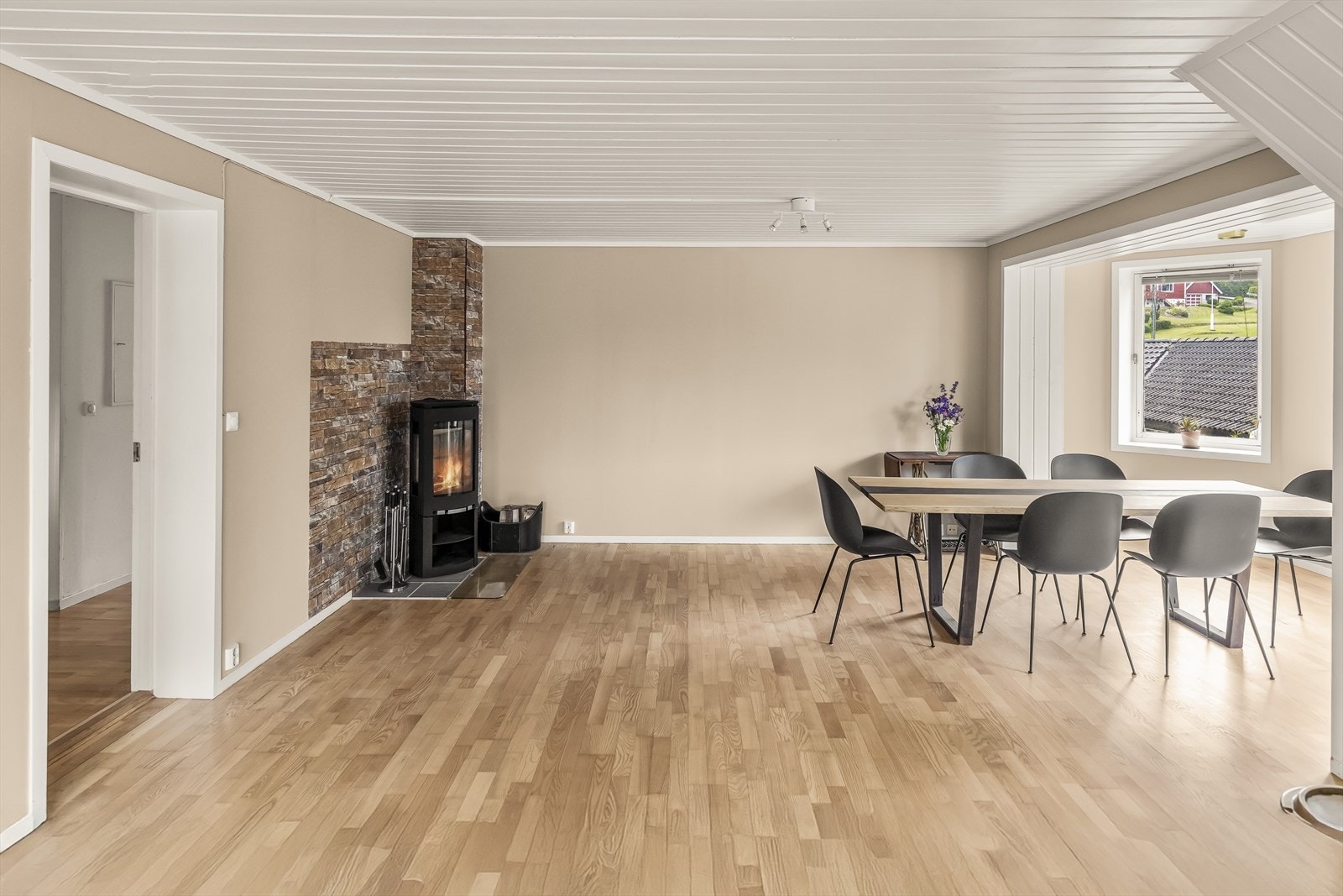 Dette er en pen og gjennomtenkt bolig med smart planløsning, gode romløsninger og mye potensial! Galleribilde