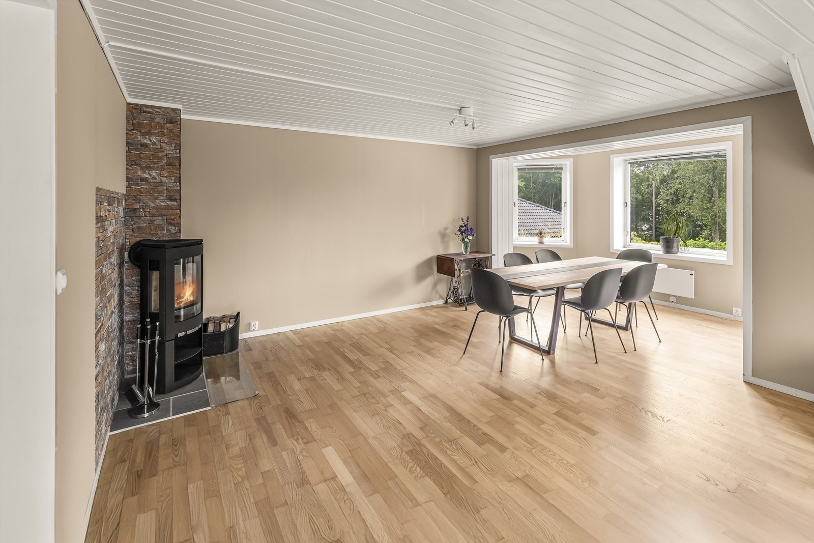 Gjennomgående for boligen er lyse og tidløse overflater, så her er det enkelt å sette et personlig preg. Galleribilde