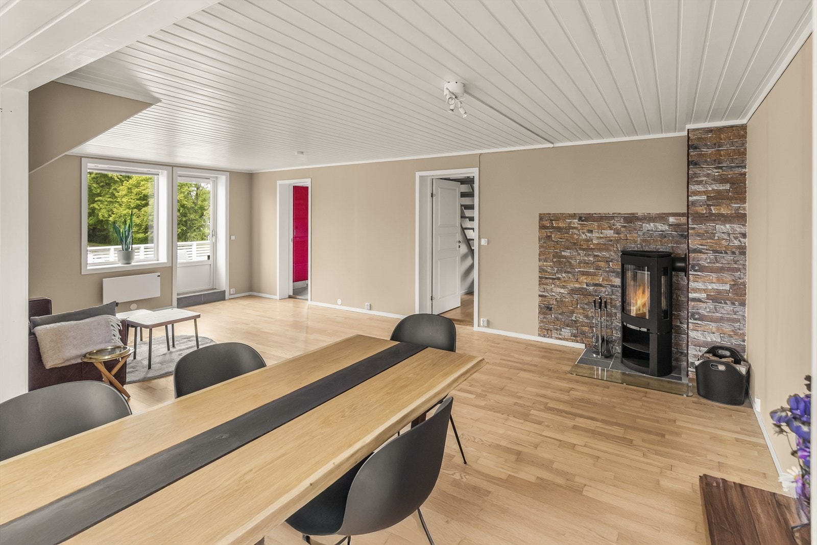 I stuen er det etablert et hyggelig ildsted som bidrar til den gode og lune innetemperaturen på kaldere dager- og kvelder. Galleribilde