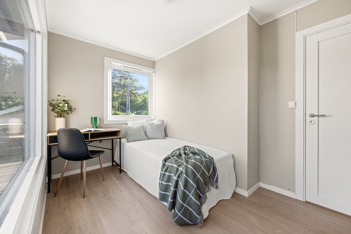 Soverom 8 ligger i andre etasje og følger med seng, skrivebord og garderobe. Ca. 8 m² Galleribilde