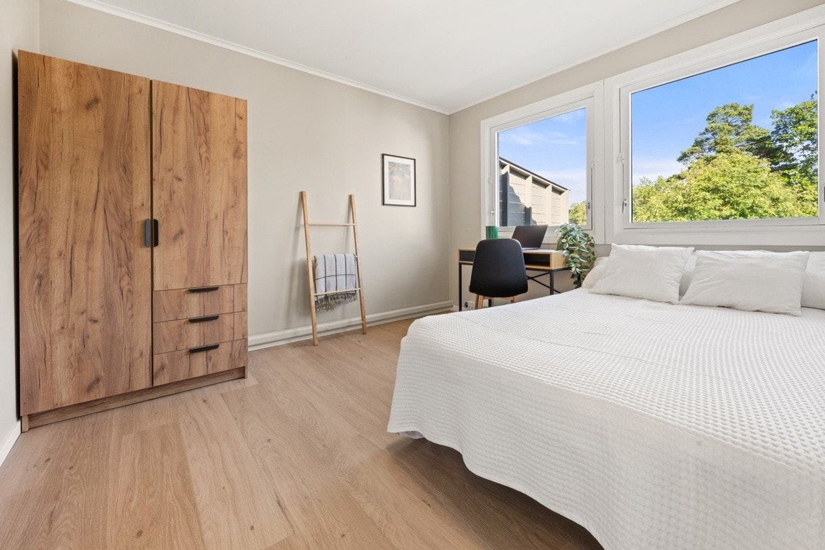 Soverom 7 ligger i andre etasje og følger med seng, skrivebord og garderobe. Ca. 11 m² Galleribilde