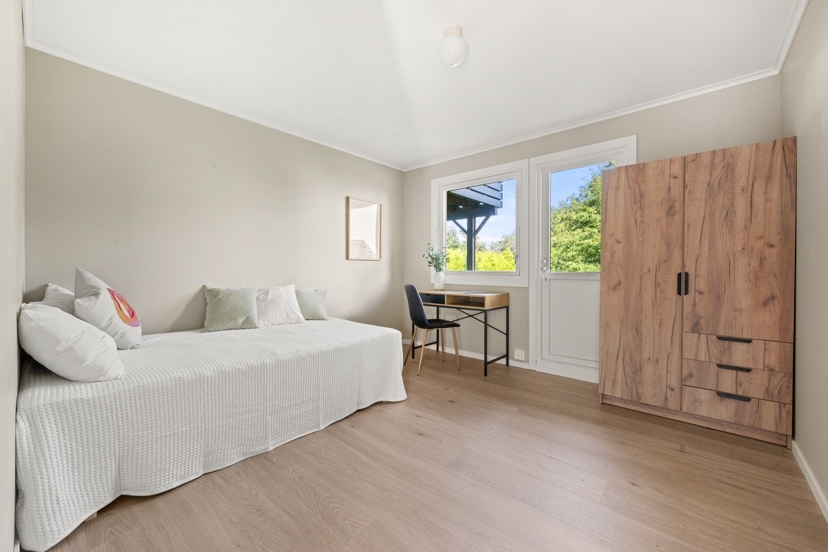 Soverom 6 ligger i første etasje og følger med seng, skrivebord og garderobe. Ca. 11 m² Galleribilde