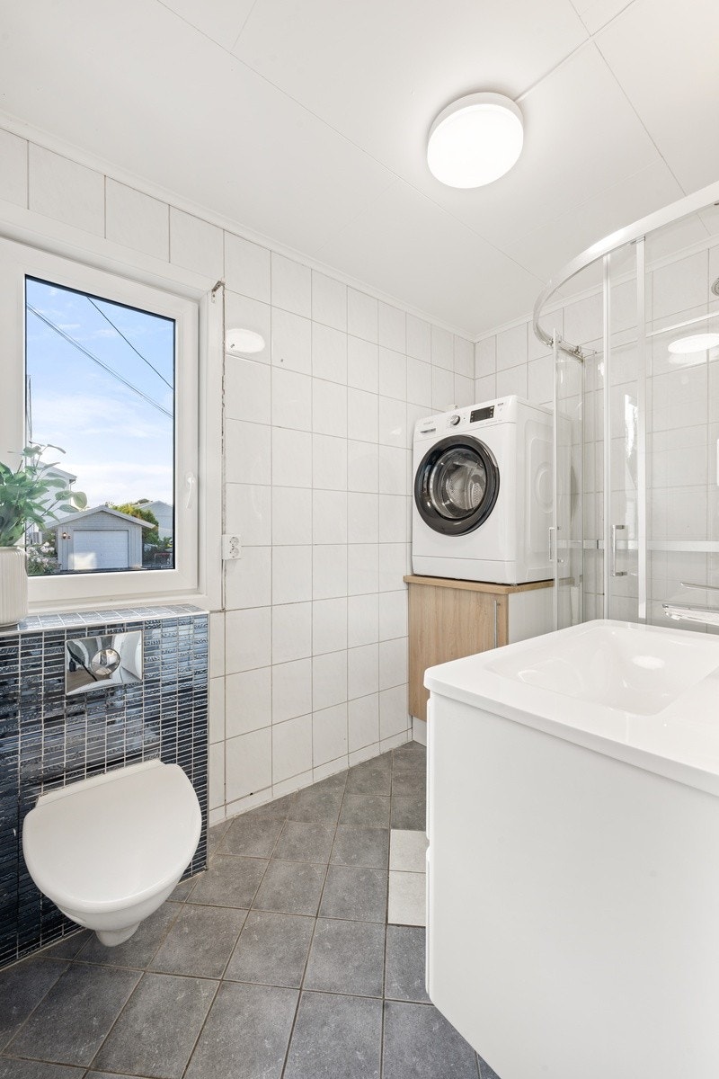 I første etasje finner du nyoppusset bad som er utstyrt med toalett, vask med oppbevaring, dusj, oppvaskmaskin og et rålekkert speil. Alle badene har vaskemaskin, varmekabler i gulv og automatisk ventilasjon Galleribilde