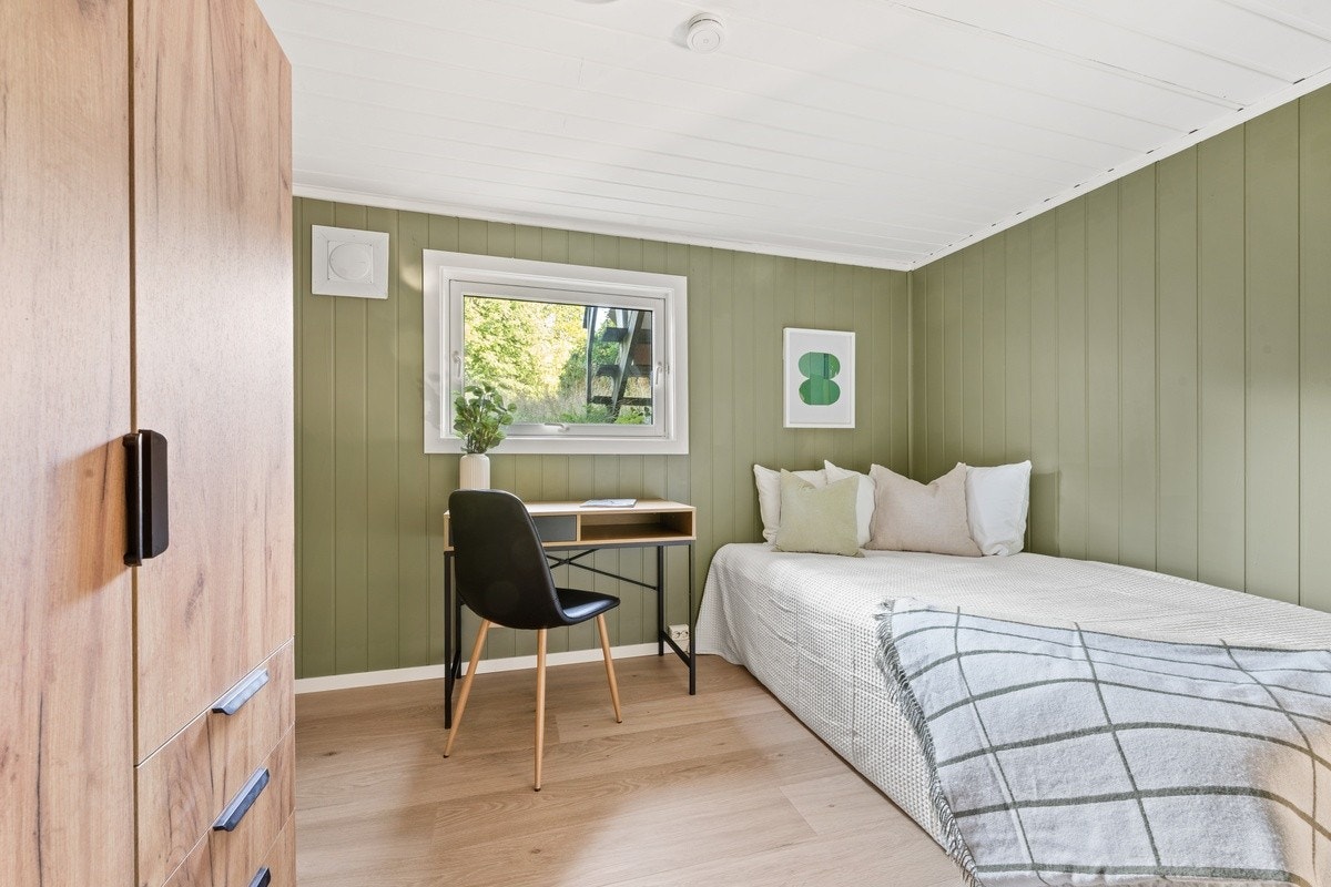 Soverom 3 ligger i underetasjen og følger med seng, skrivebord og garderobe. Ca. 10 m² Galleribilde