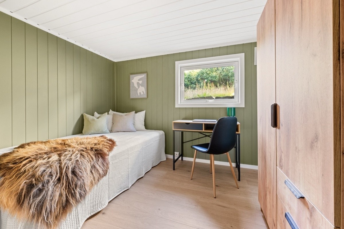 Soverom 2 ligger i underetasjen og følger med seng, skrivebord og garderobe. Ca. 10 m² Galleribilde