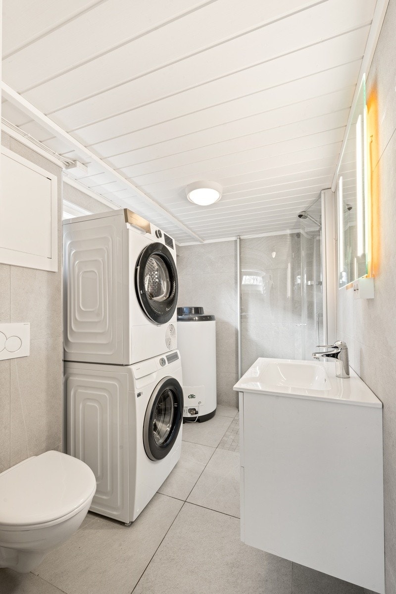 Bad 2 finner man i underetasjen. Helt nyoppusset fra topp til tå. Badet er utstyrt med varmekabler, vaskemaskin, tørketrommel, egen varmtvannstank og dusj, toalett og vask med mye langringsplass Galleribilde