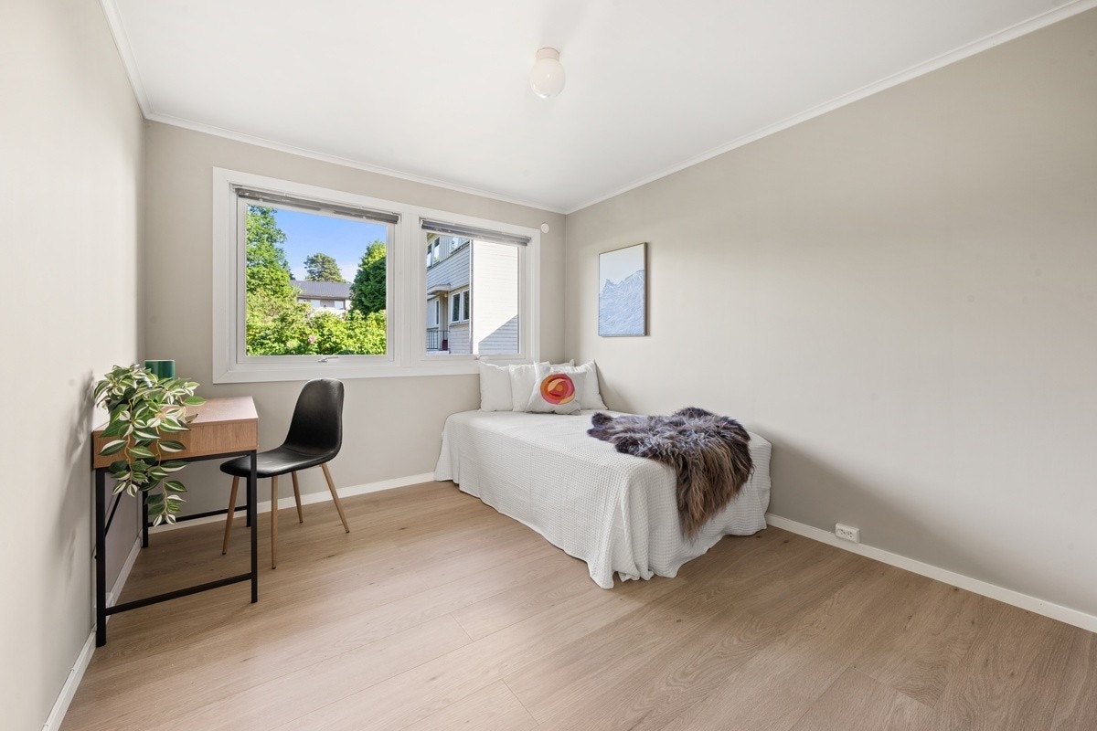 Soverom 5 ligger i første etasje og følger med seng, skrivebord og garderobe. Ca. 11 m² Galleribilde