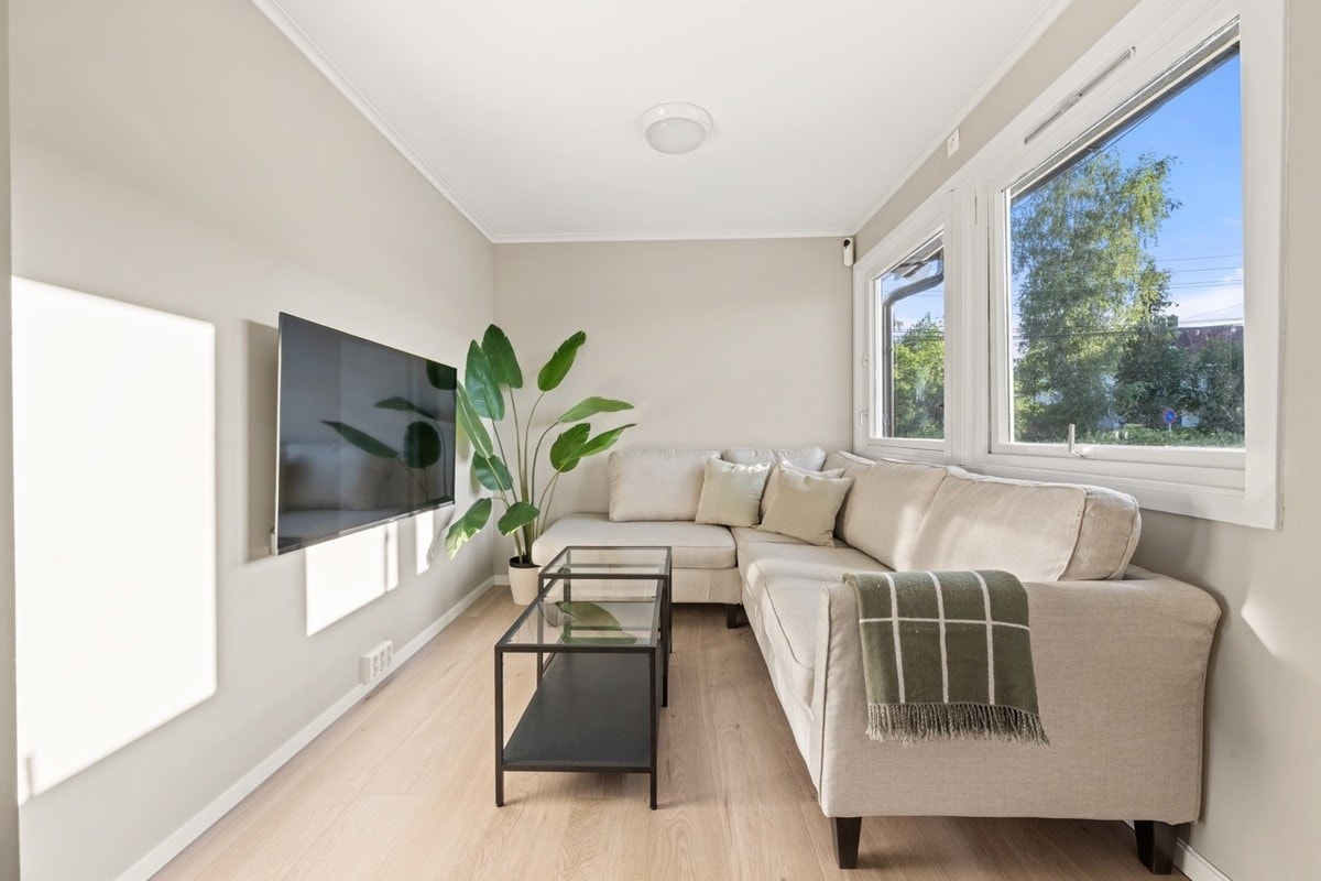 Stua er utstyrt med en stor og komfortabel sofa, samt en splitter ny 55" 4K TV. Her kan man ha mange koselige filmkvelder Galleribilde