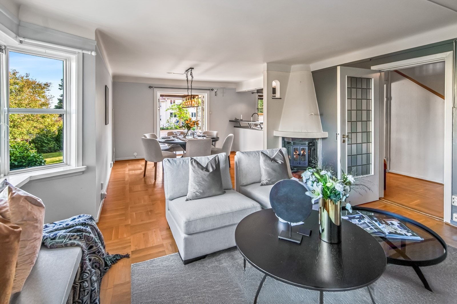 I stuesonen kan det innredes med sofagruppe, godstoler og tv-/mediastasjon, og i nærheten av kjøkkenet er det en perfekt plass for spisebord til hele familien. Galleribilde