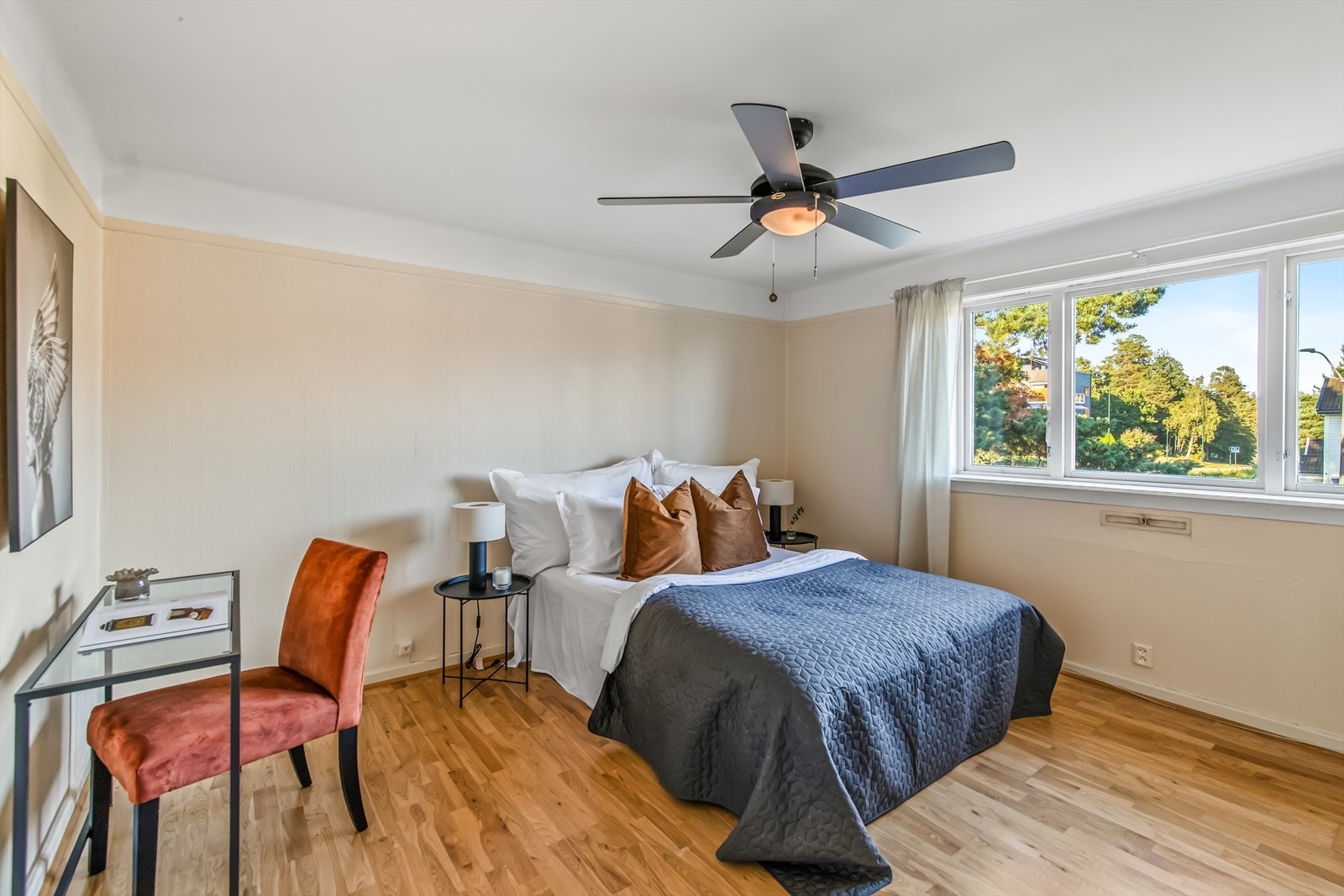 Det er plassbygde klesskap på to av soverommene, og boligen har for øvrig god oppbevaring- og lagringsplass på loftet og i en utebod. Galleribilde