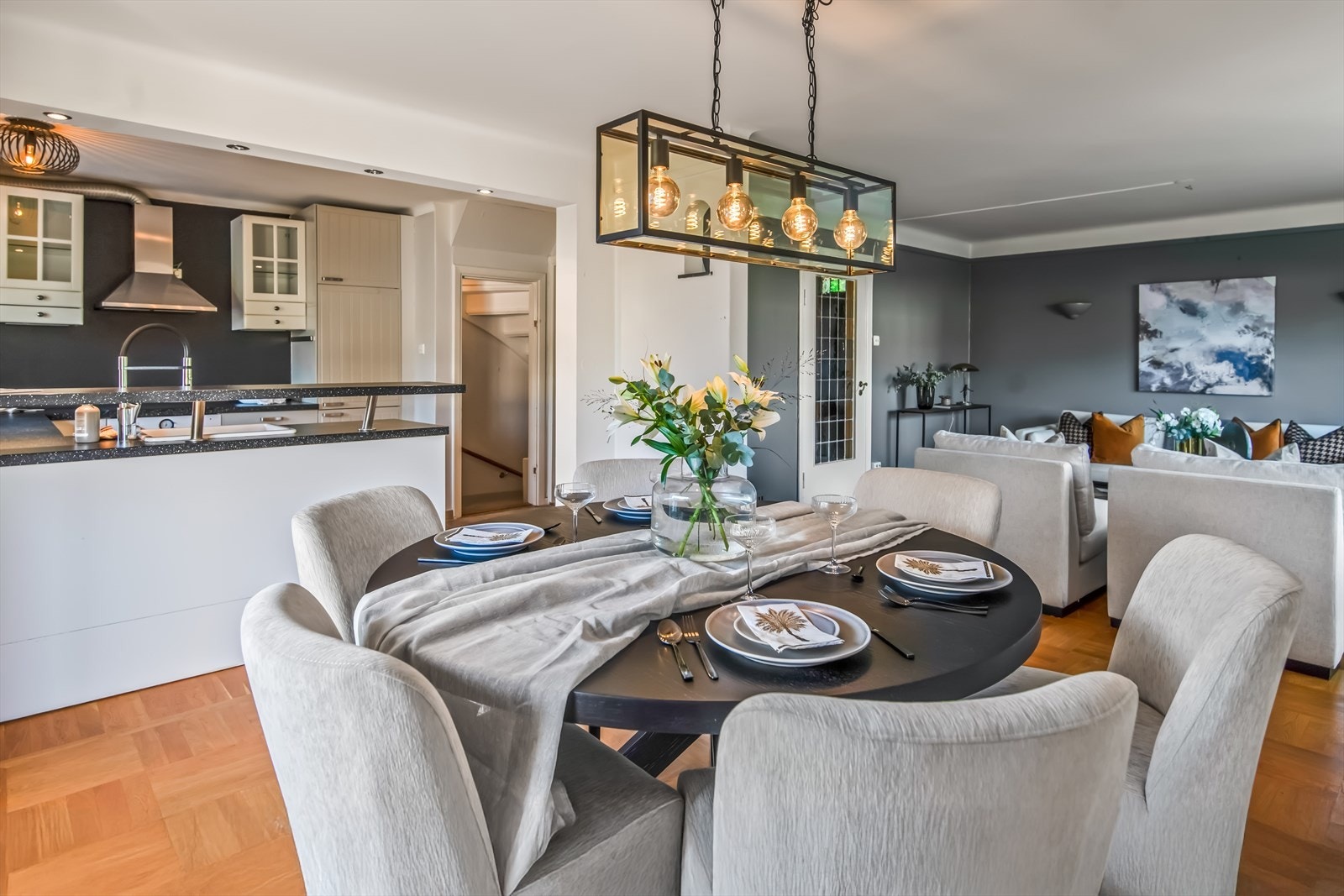 Kjøkkenet har et stilrent og pent design med gode benkeflater og rikelig med oppbevaringsplass. Galleribilde