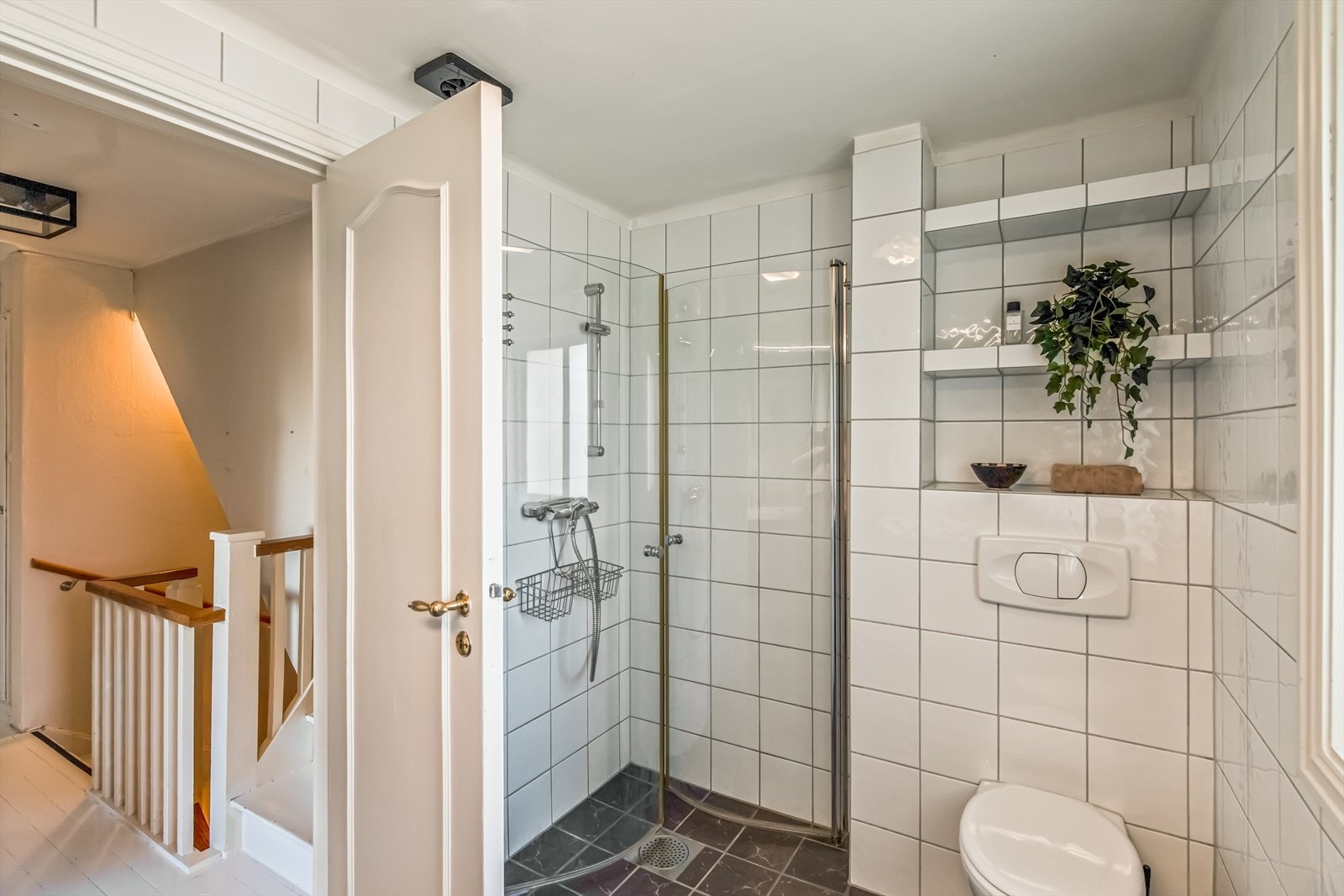Boligen inneholder et bad/wc, et wc-rom og et vaskerom. Badet ligger fint plassert ved soverommene i andre etasje, og har hvite fliser på veggene og mørke fliser på gulv med gulvvarme. Galleribilde