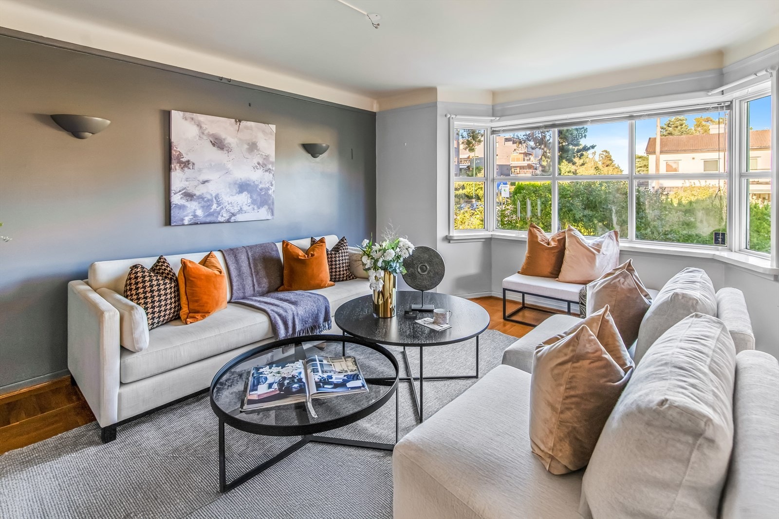 Stuen; De lysmalte veggene fremhever det gylne, mønsterlagte parkettgulvet, og dagslyset strømmer inn via store vinduer i to himmelretninger. Galleribilde