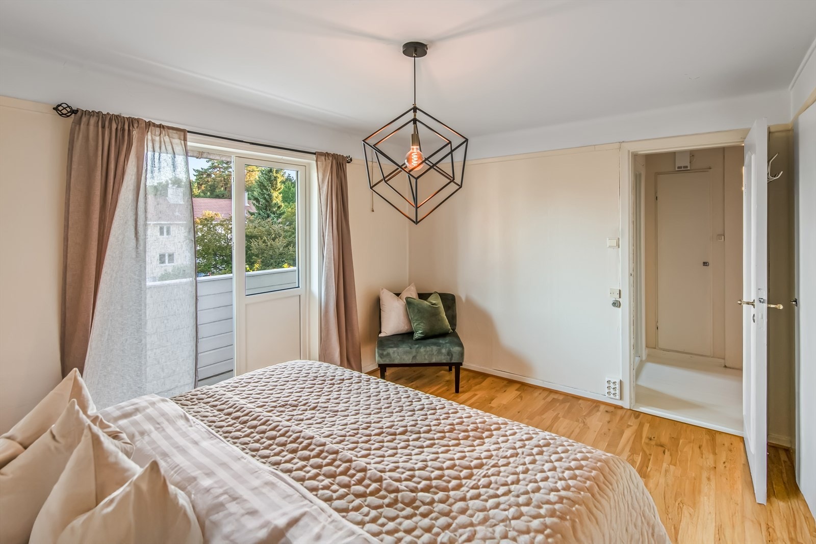 Det er tre gode soverom i boligen, og alle ligger samlet i andre etasje. Galleribilde