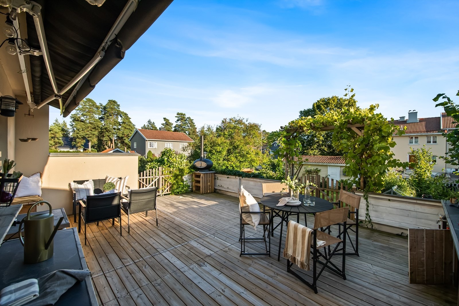 Her er solforholdene gode, og det er montert en bred markise i et lite overbygg for effektiv skjerming på ekstra varme sommerdager. Galleribilde