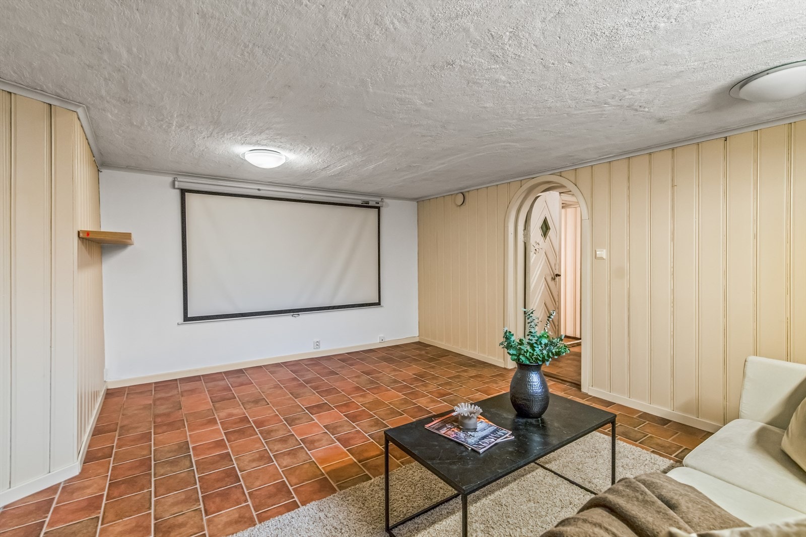 I kjelleretasjen er det en lys, romslig og pen innredet kjellerstue. Det gjøres oppmerksom på at rommet ikke er godkjent for varig opphold, og må evt. bruksendres. Galleribilde