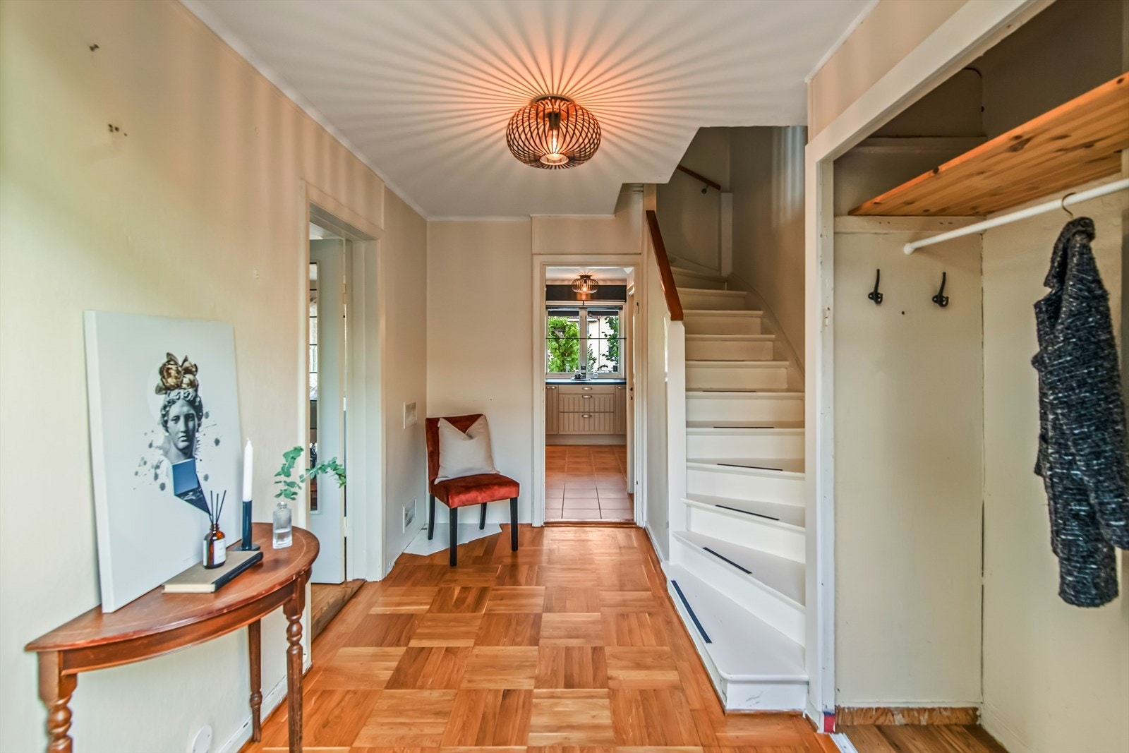 Yttertøyet ryddes enkelt bort i en plassbygd nisje med hylle og heng. Galleribilde