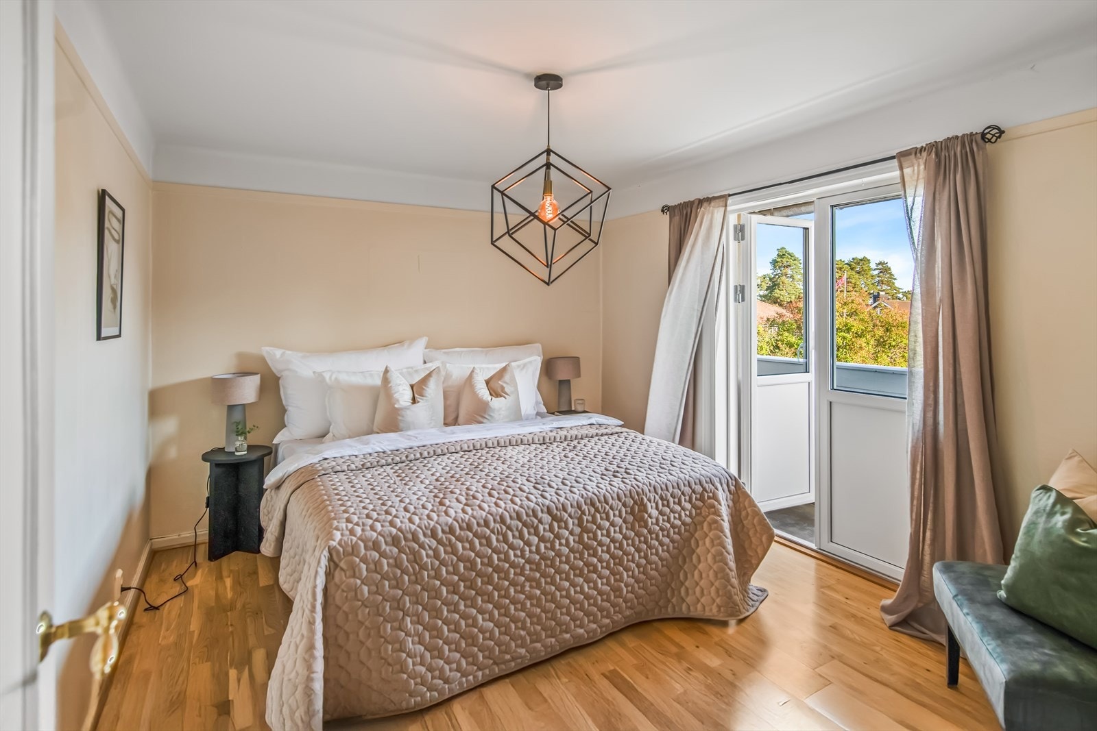 Soverommene er holdt i duse, svale fargetoner som står godt til de gylne gulvene, og ett av rommene har utgang til en egen luftebalkong på ca. 2 kvm. Galleribilde