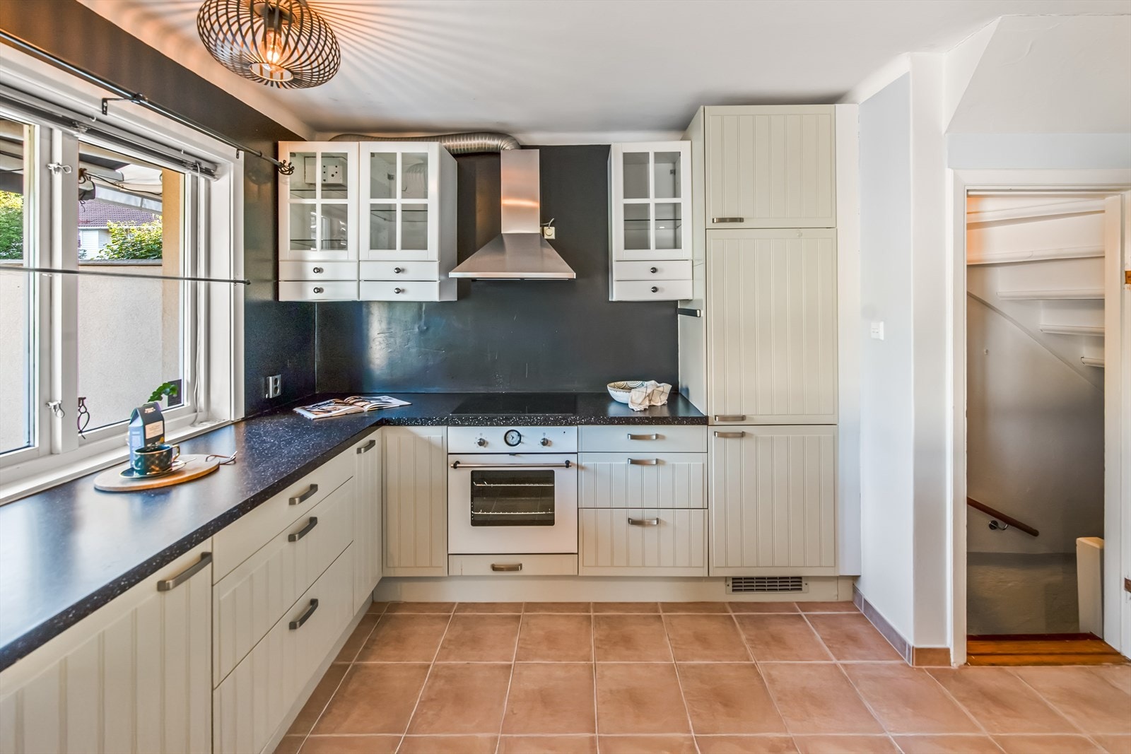 Innredningen fra 2009 har lyse, profilerte fronter, vitrineskap og koksgrå laminatbenkeplate med nedfelt, hvit kum. Galleribilde