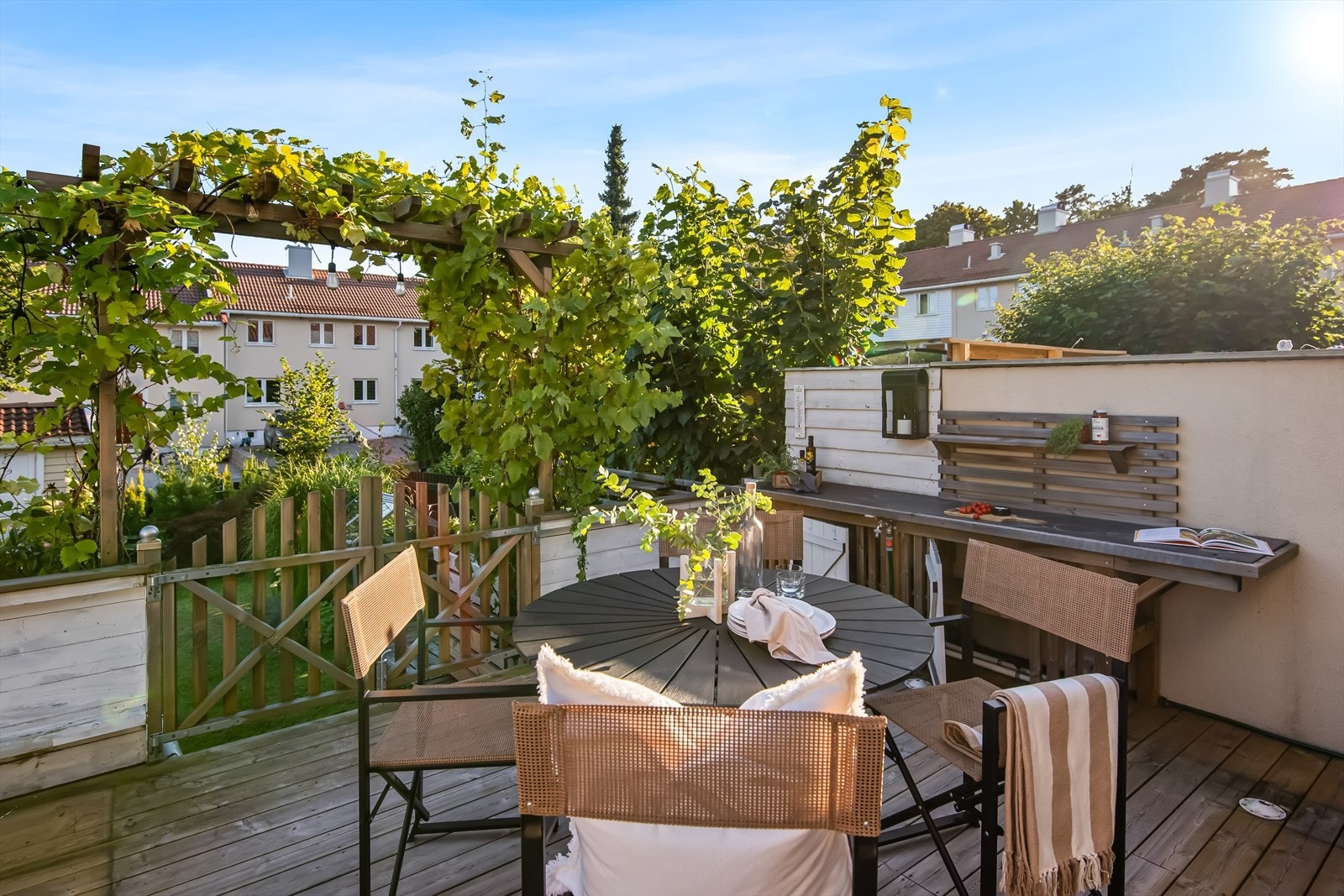 Terrassen har dekke og rekkverk i tre fra 2021, og det er etablert benker og et enkelt utekjøkken langs to av veggene. Galleribilde