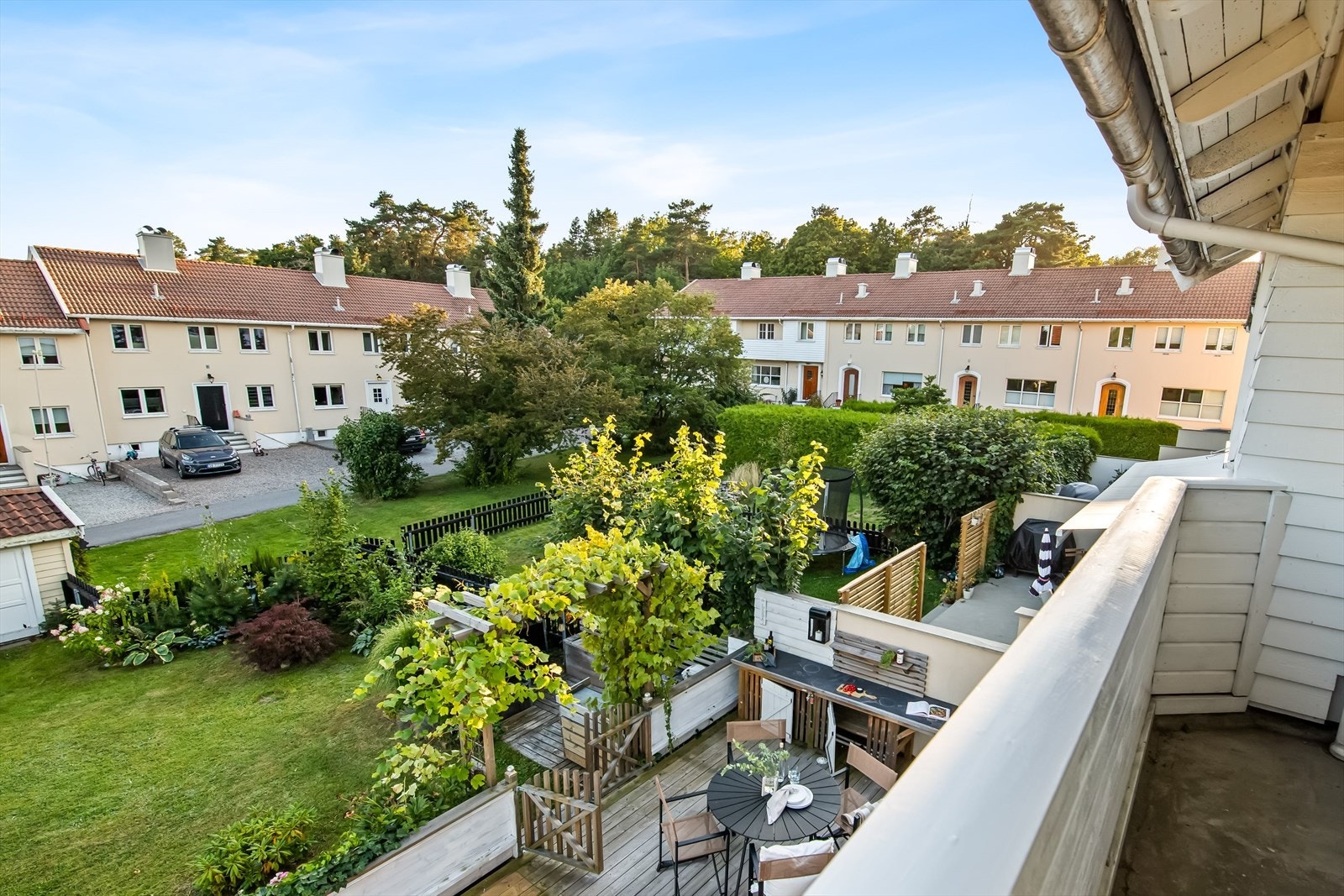 Fra ett av soverommene i andre etasje er det utgang til en sydvendt luftebalkong. Galleribilde