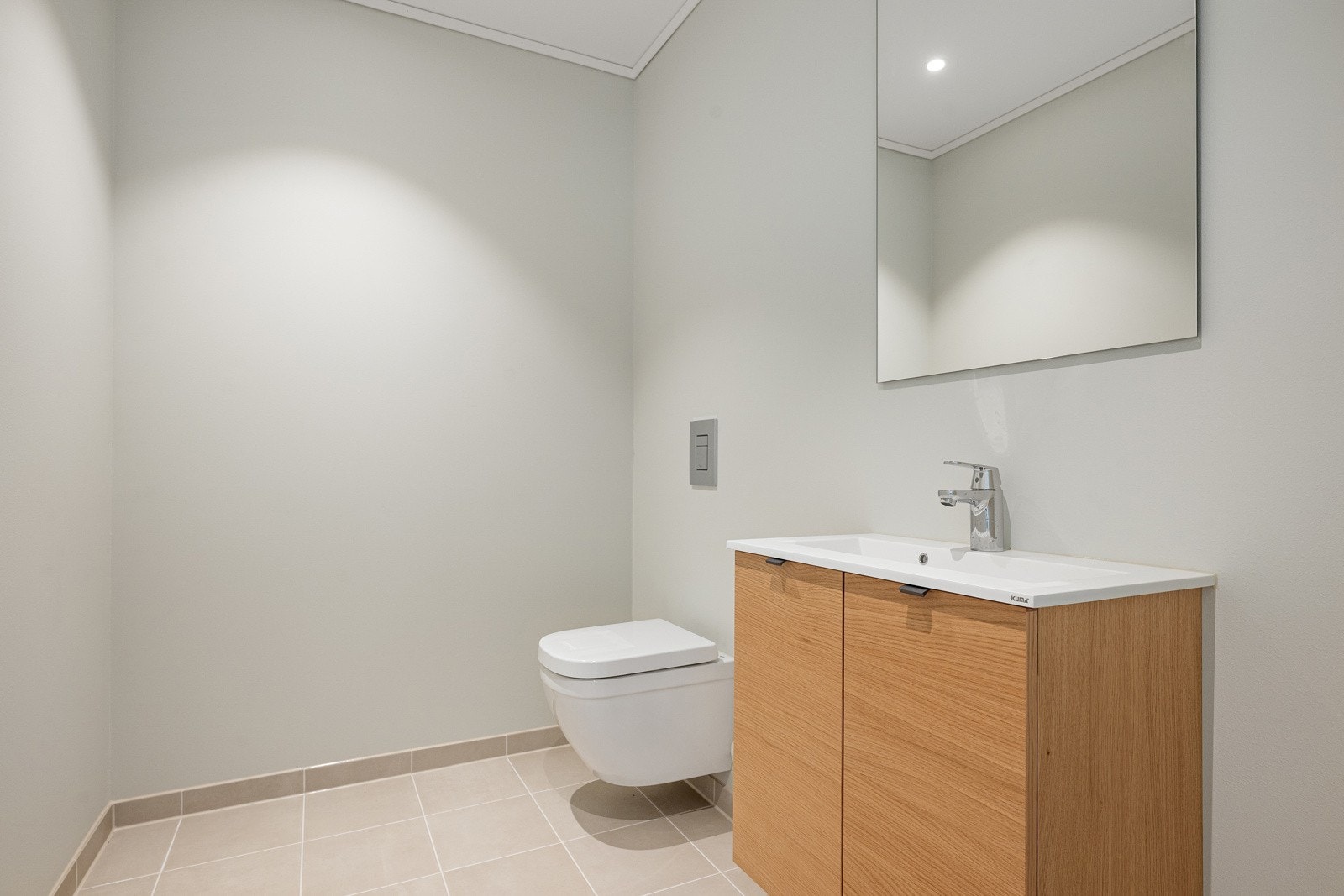 Gjestetoalettet er prakitsk plassert ved entréen. Galleribilde