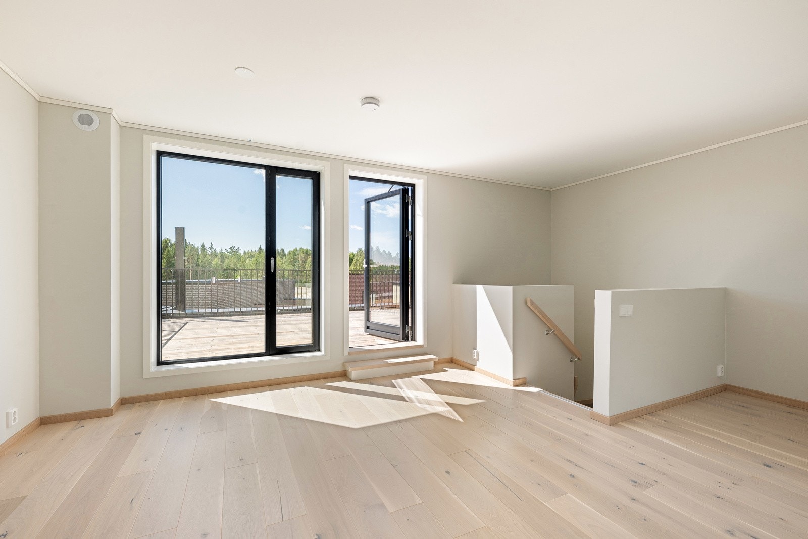 I 3. etasje er det et romslig oppholdsrom, med plass til sofagruppe med tilhørende møblement. Galleribilde