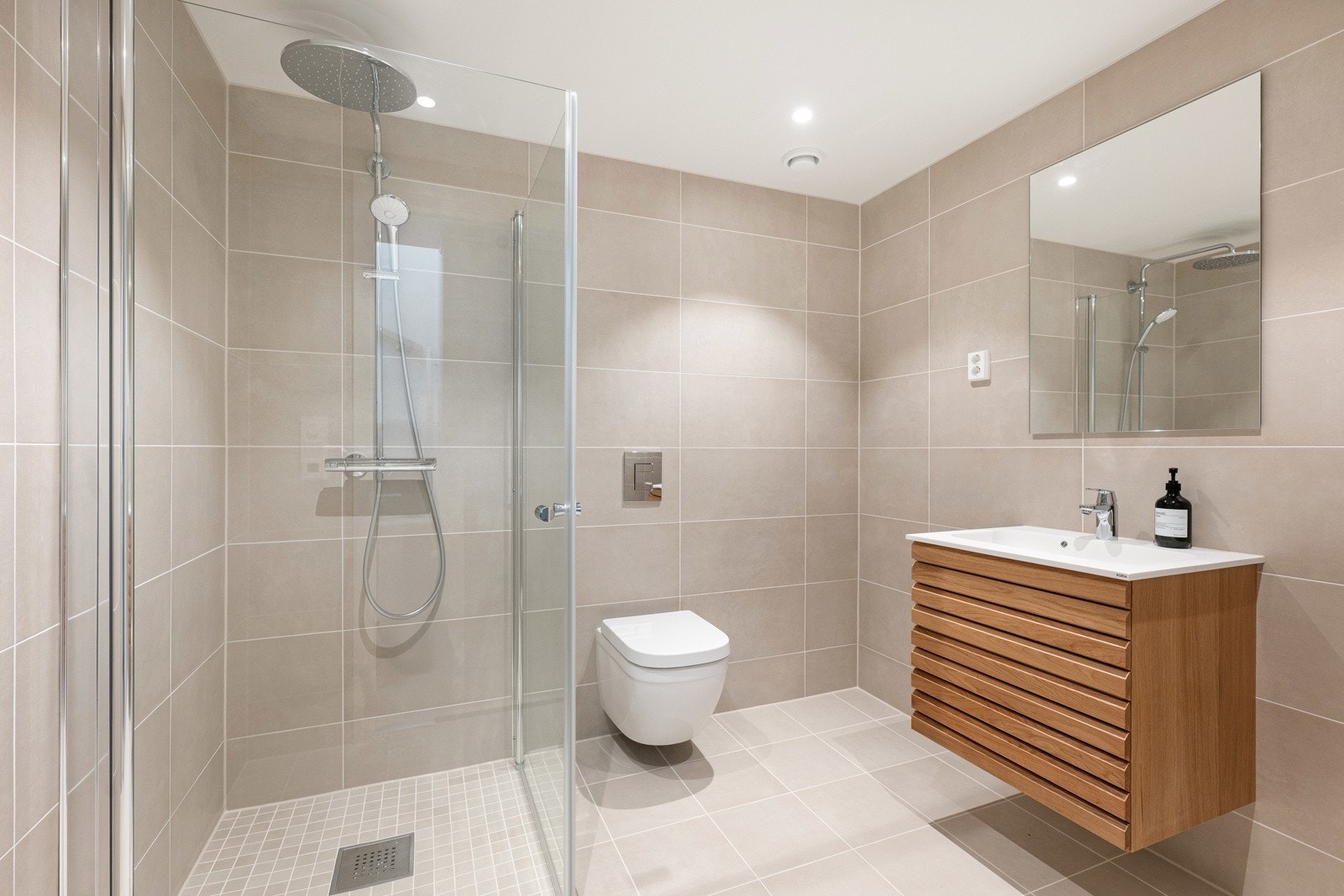 Svært familievennlig planløsning med tre soverom og to bad samlet på ett og samme plan, i tillegg til et fjerde soverom i tredje etasje. Galleribilde